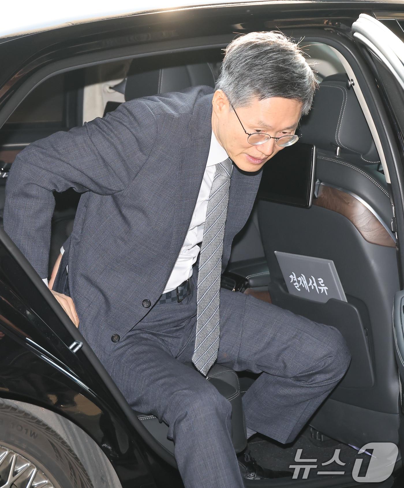 본문 이미지 - 문형배 헌법재판관이 윤석열 대통령 탄핵심판 선고기일인 4일 오전 서울 종로구 헌법재판소로 출근하고 있다. 2025.04.04 사진공동취재단 ⓒ News1 사진공동취재단