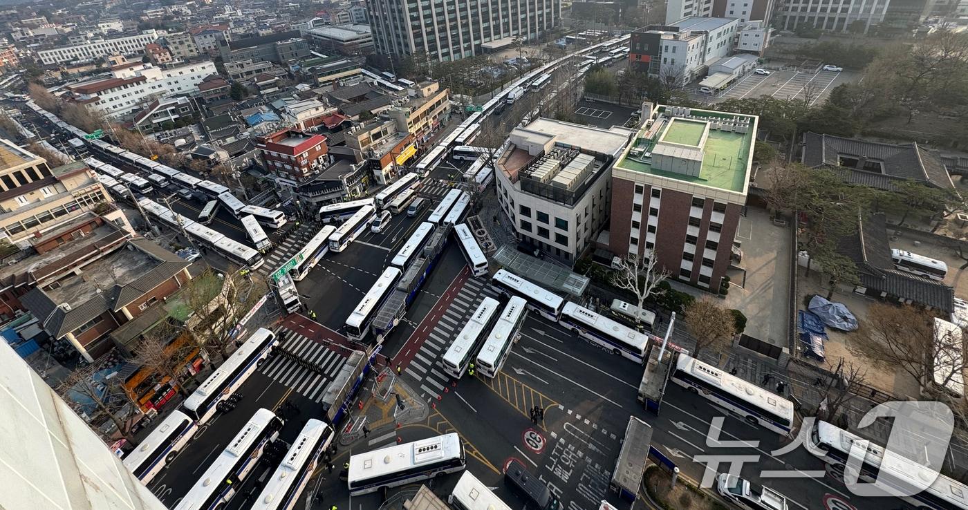4일 오전 서울시 종로구 헌법재판소 주변 도로가 윤석역 대통령 탄핵 심판 선고를 앞두고 차벽으로 둘러 싸여 있다. 2025.4.4/뉴스1 ⓒ News1 김명섭 기자