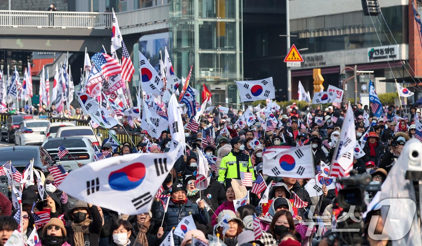 윤석열 대통령 탄핵 선고일인 4일 서울 용산구 한남동 대통령 관저 앞에서 자유통일당 관계자 및 윤석열 대통령 지지자들이 탄핵 기각을 촉구하고 있다. 2025.4.4/뉴스1 ⓒ News1 김성진 기자