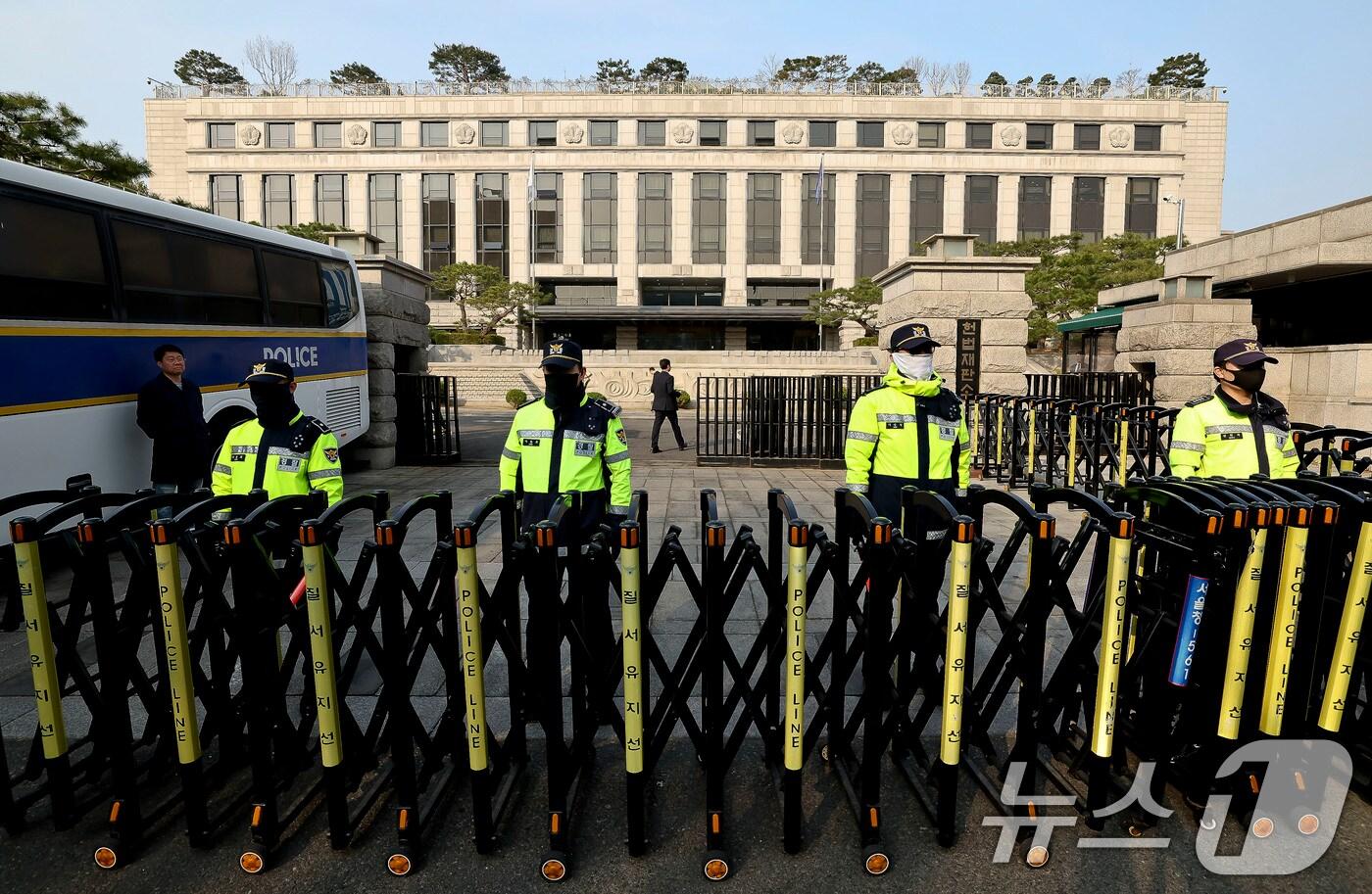 윤석열 대통령이 파면된 4일 오전 서울 종로구 헌법재판소 정문에서 경찰 병력이 출입을 통제하고 있다. 2025.4.4/뉴스1 ⓒ News1 사진공동취재단