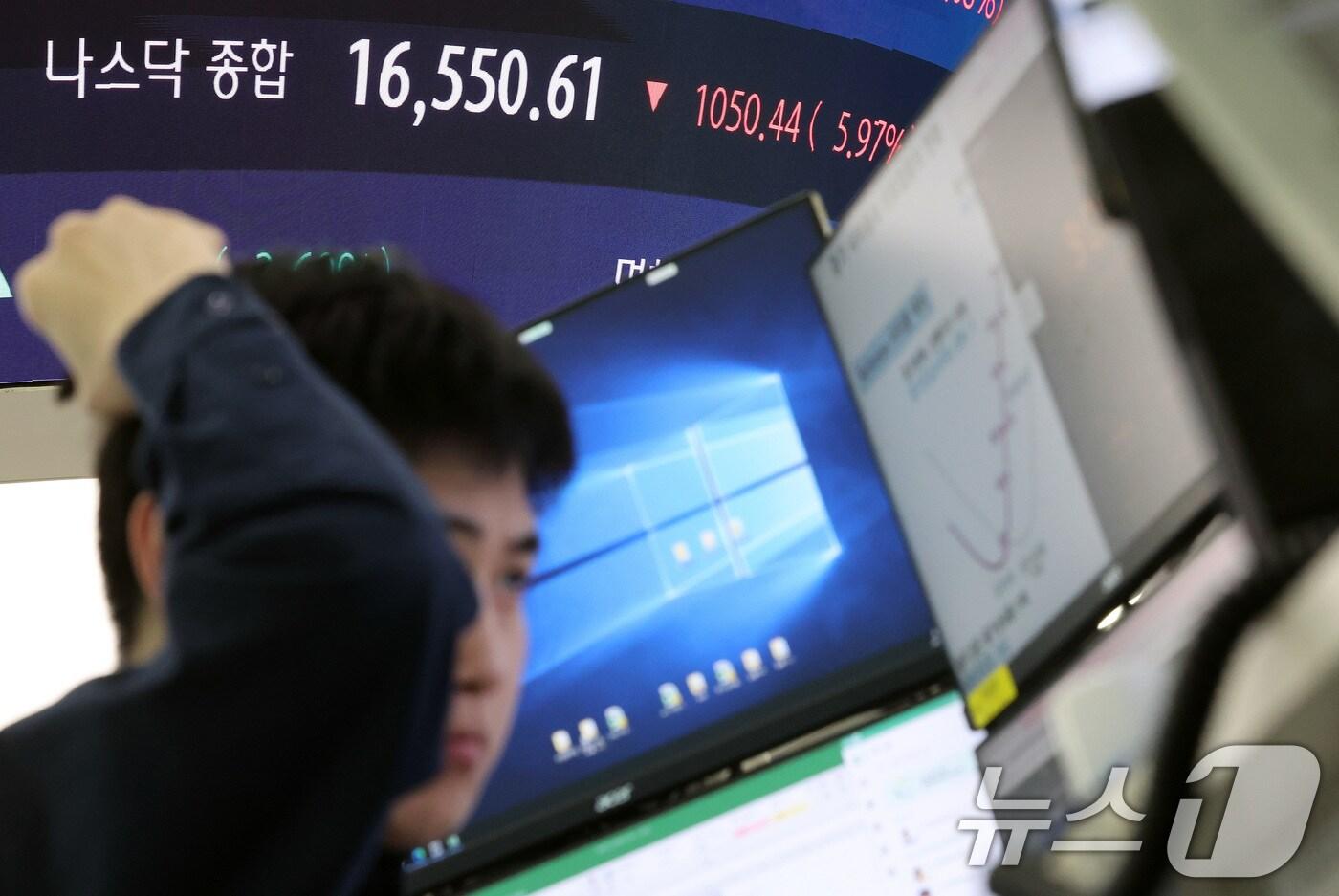 미국 상호관세 발표 여파로 미국 주식 시장이 급락한 지난 4월 은행 딜링룸에 나스닥 종합지수가 표시되고 있다. &#40;자료사진&#41; /뉴스1 ⓒ News1 이동해 기자