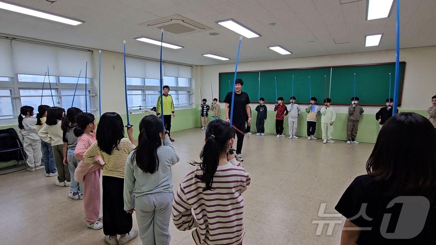 학생들이 학교에서 펜싱 체험을 하고 있다.(부산시해운대교육지원청 제공. 재판매 및 DB 금지)