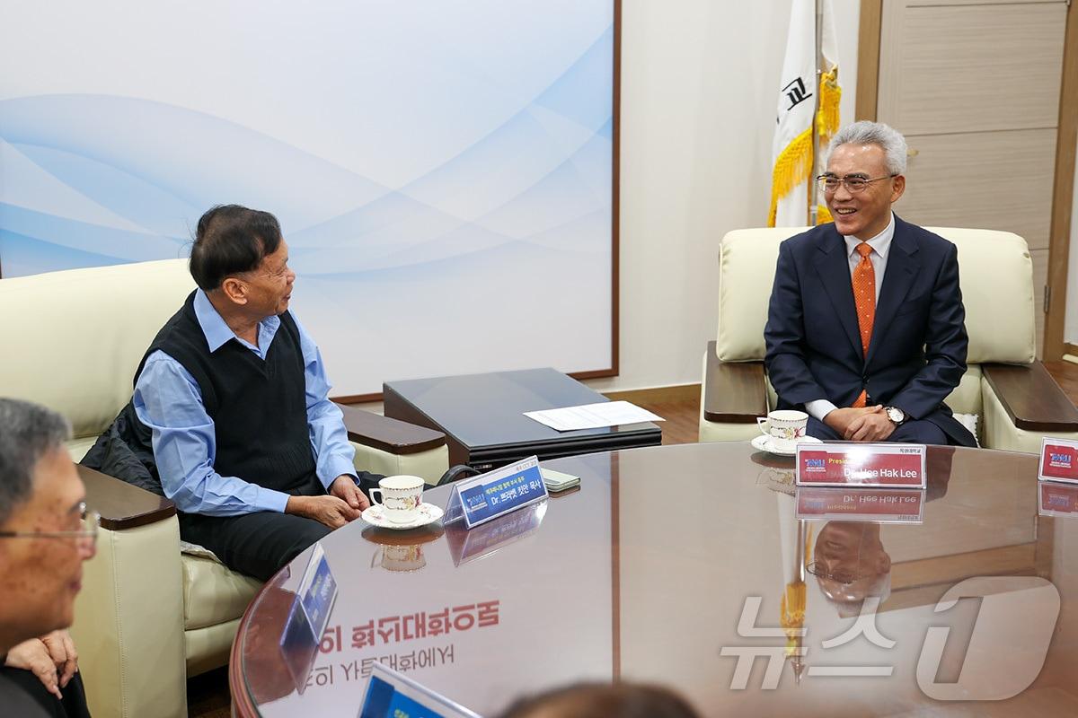본문 이미지 - 목원대 대학본부 4층 총장실에서 태국 CCT 애큐메니컬본부 쁘라웻 킷안 총무(왼쪽)가 이희학 총장 등과 환담을 나누고 있다.(목원대 제공.재판매 및 DB금지)/뉴스1
