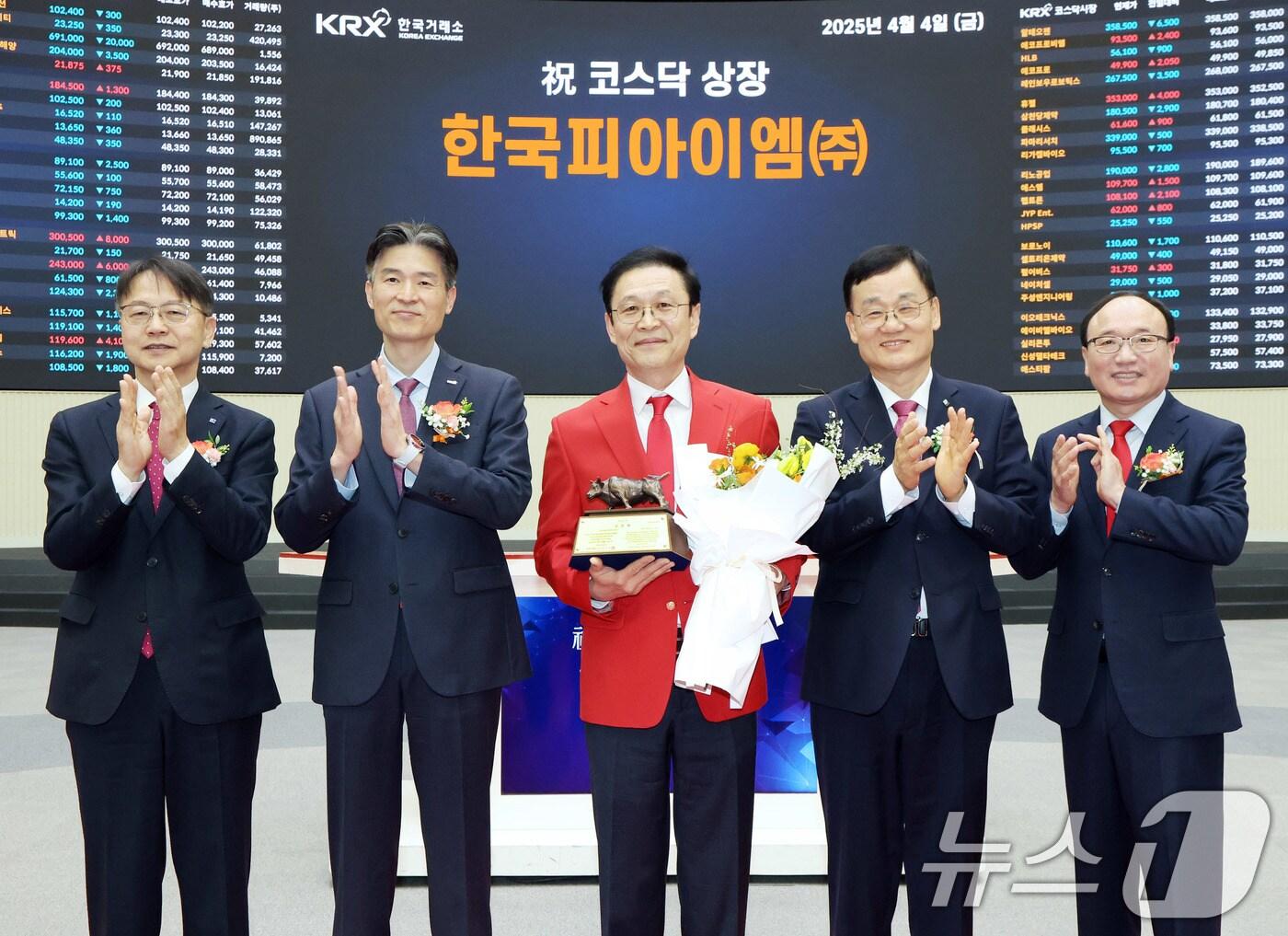 본문 이미지 - 4일 서울 영등포구 한국거래소에서 열린 한국피아이엠 코스닥시장 상장 기념식에서 김대영 한국IR협의회 부회장(왼쪽부터), 민경욱 한국거래소 코스닥시장본부장, 송준호 한국피아이엠 대표이사, 서정학 IBK투자증권 대표이사, 강왕락 코스닥협회 부회장이 기념촬영을 하고 있다. (한국거래소 제공. 재판매 및 DB 금지) 2025.4.4/뉴스1