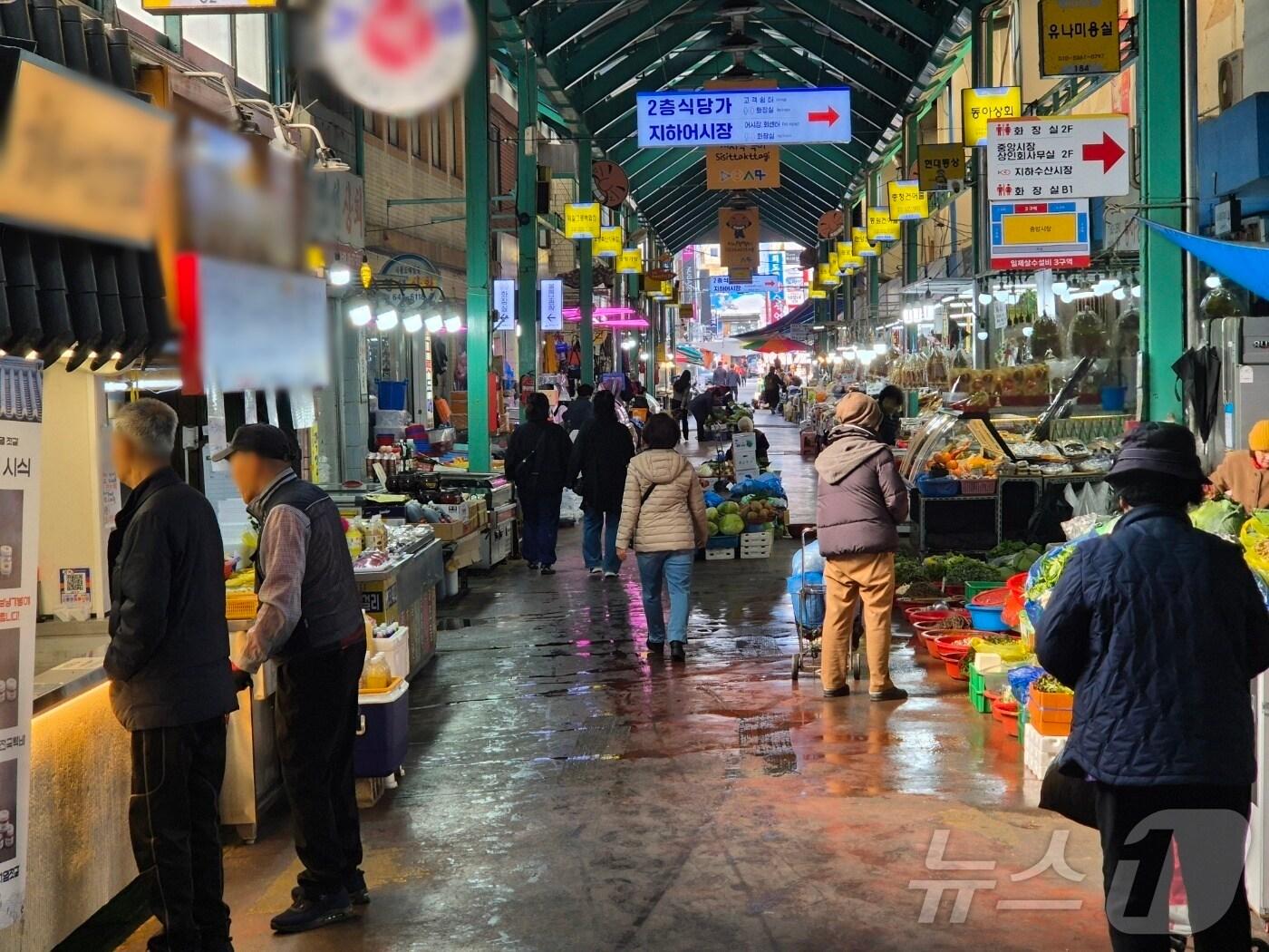 본문 이미지 - 헌법재판소의 윤석열 대통령 탄핵 심판 선고일인 4일 윤 대통령의 외가인 강원 강릉 중앙·성남시장에서 시민들이 이른 아침부터 장을 보고 있다. 2025.4.4/뉴스1 윤왕근 기자