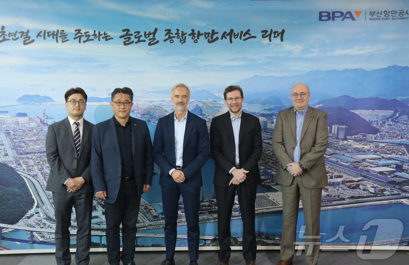 구자림(왼쪽 두 번째부터) BPA 글로벌사업단장과 잉베 루드 퀴네나겔 부사장을 비롯해 관계자들이 부산항을 둘러본 뒤 기념 사진을 찍고 있다.(BPA 제공. 재판매 및 DB 금지)