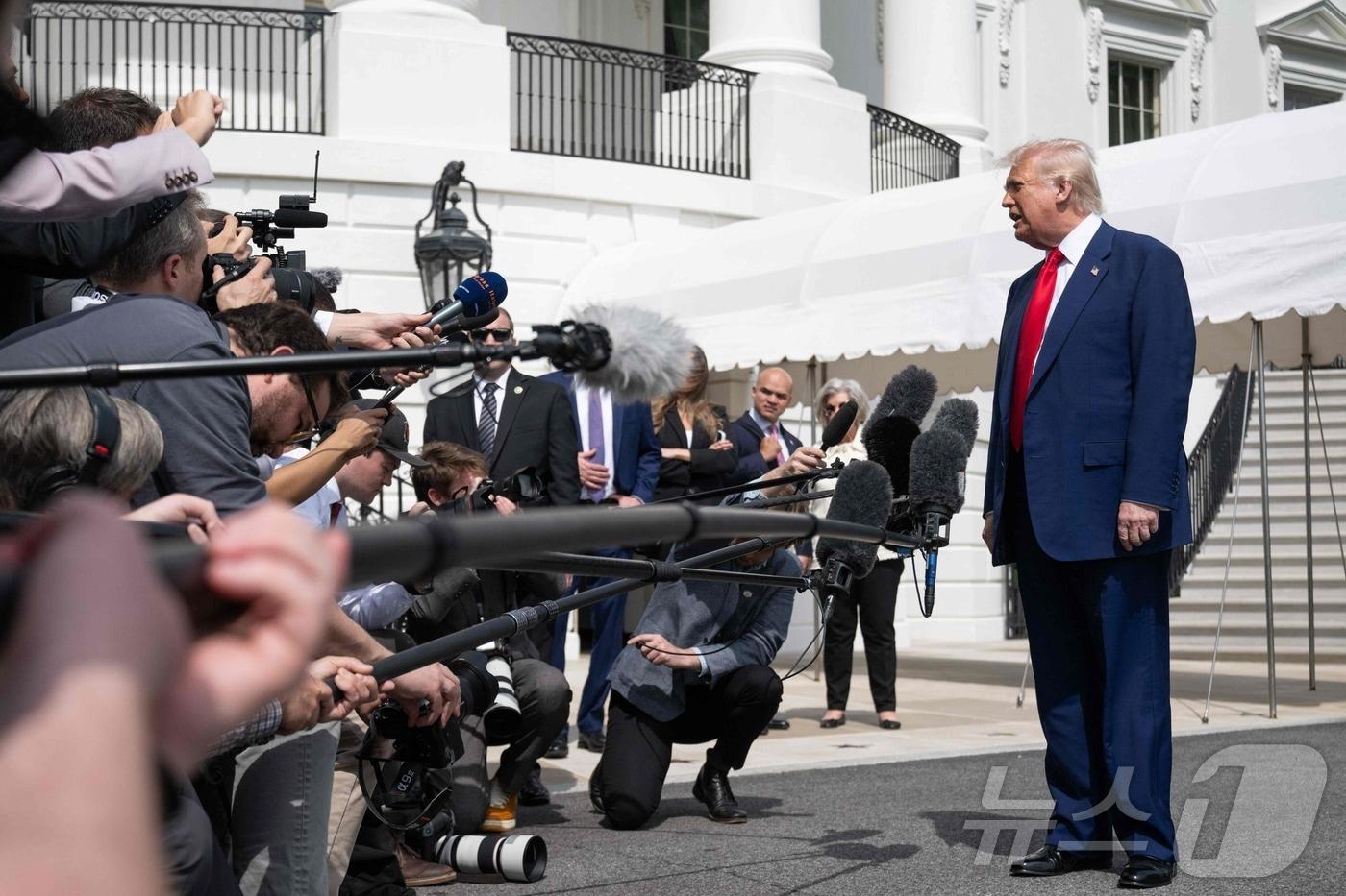 도널드 트럼프 미국 대통령이 3일&#40;현지시간&#41; 플로리다에서 주말을 보내기 위해 워싱턴 백악관을 나서면서 취재진을 만나고 있다. 2025.04.04 ⓒ AFP=뉴스1 ⓒ News1 우동명 기자