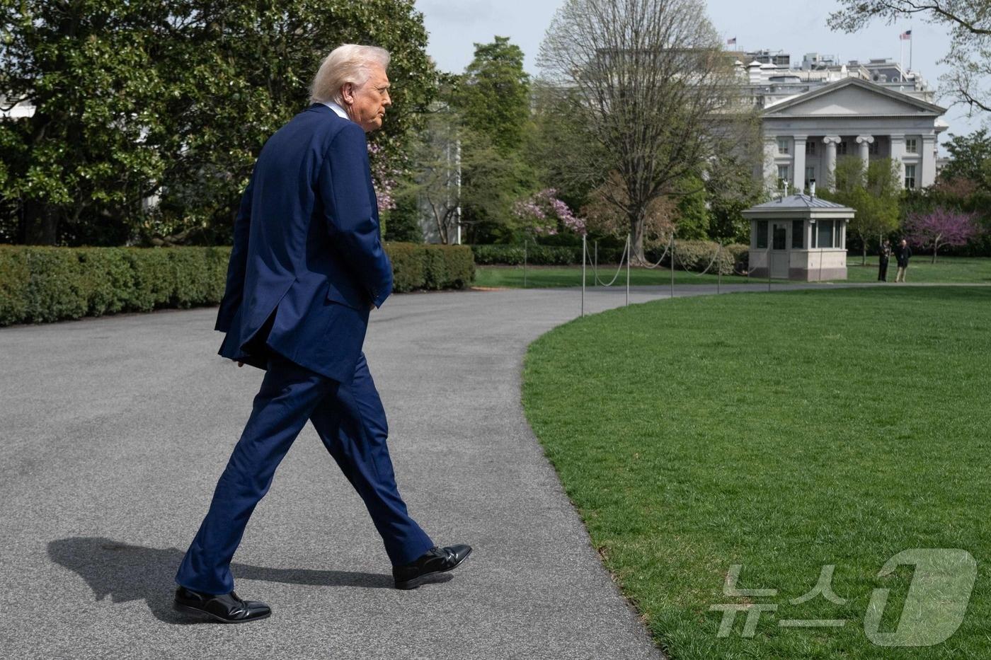 도널드 트럼프 미국 대통령이 3일&#40;현지시간&#41; 플로리다에서 주말을 보내기 위해 워싱턴 백악관에서 전용 헬기를 타러 가고 있다. 2025.04.04 ⓒ AFP=뉴스1 ⓒ News1 우동명 기자