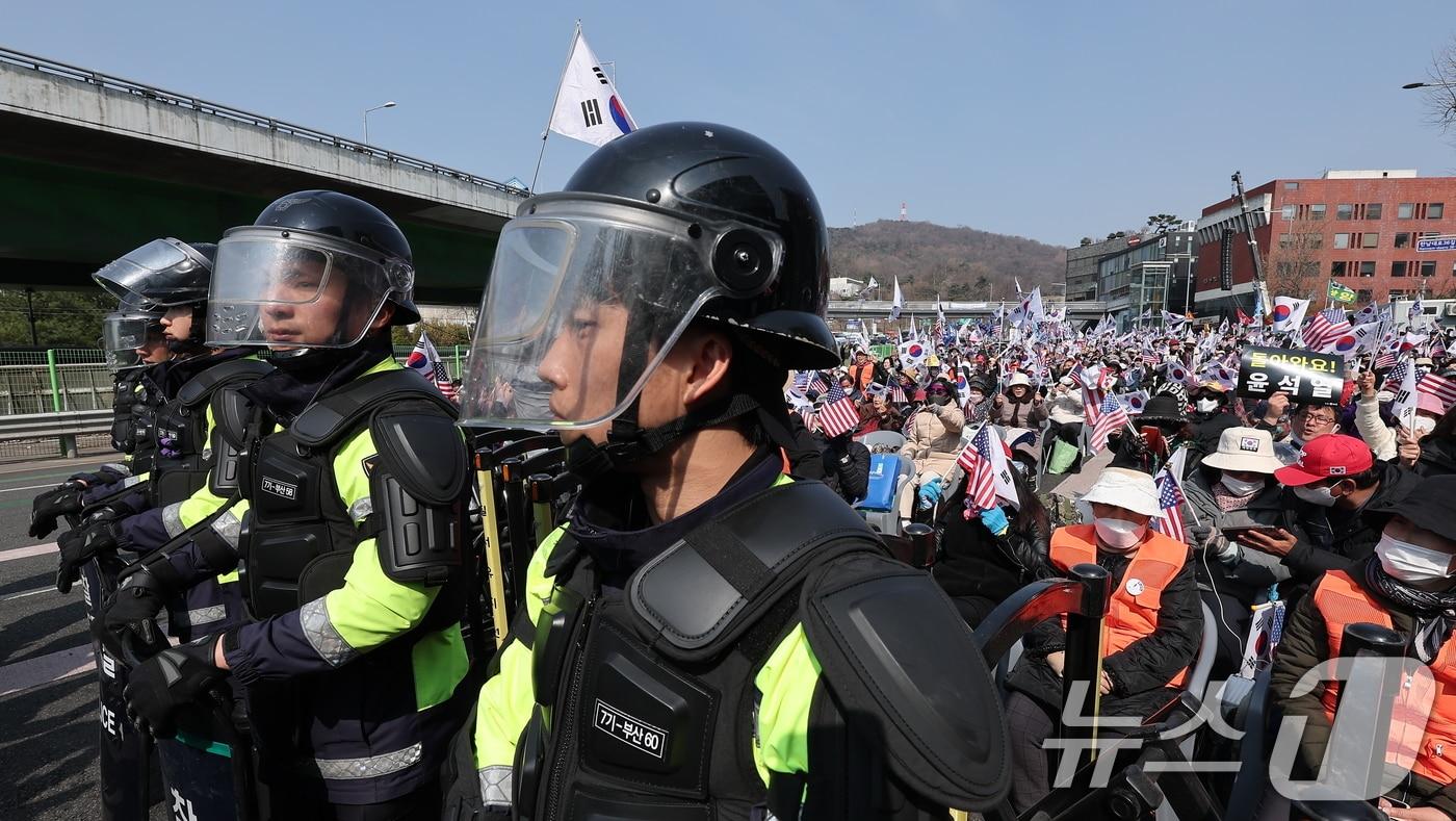 본문 이미지 - 윤석열 대통령의 탄핵 심판 선고일이었던 지난해 4월 4일 서울 용산구 한남동 대통령 관저 앞에서 경찰기동대가 경계근무를 서고 있다. 2025.4.4/뉴스1 ⓒ News1 김성진 기자