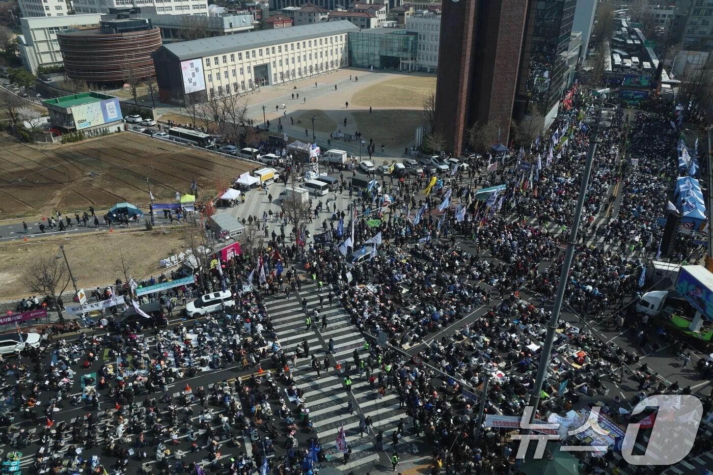4일 서울 종로구 안국동사거리 일대에서 윤석열 대통령 탄핵에 찬성하는 시민들이 운집해 있다. 2025.4.4/뉴스1 ⓒ News1 김명섭 기자