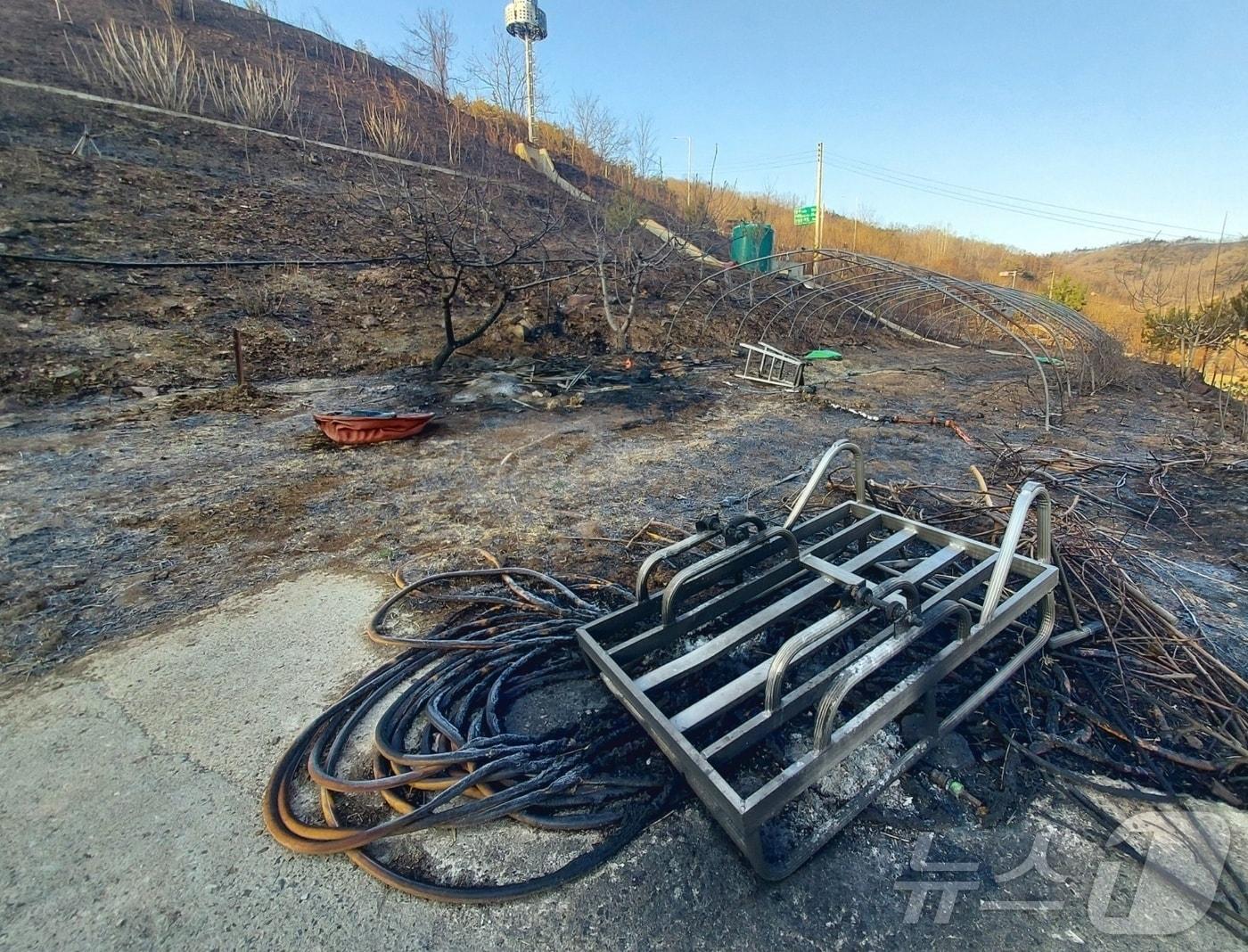 본문 이미지 - 경북 의성군 단촌면에 귀농한 이동필 전 농림축산식품부장관이 꾸리고 있는 경작지. 리어카 등이 다 타버려 못 쓰게 됐다.2025.4.4/뉴스1 ⓒ News1 이성덕 기자