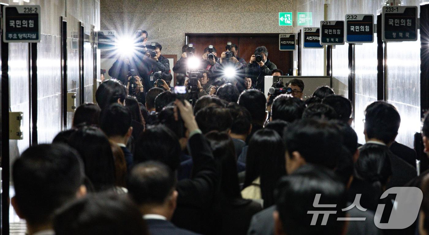 권영세 국민의힘 비상대책위원장과 권성동 원내대표가 4일 오전 서울 여의도 국회에서 비상대책위원회의에 참석하기 위해 발걸음을 옮기고 있다. 2025.4.4/뉴스1 ⓒ News1 이재명 기자