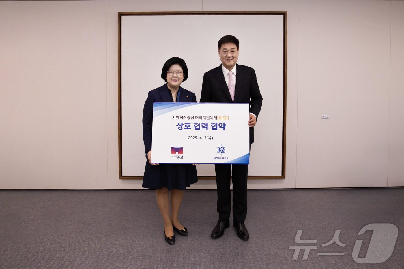 본문 이미지 - 문시연 숙명여대 총장(왼쪽)과 정문헌 서울 종로구청장이 지난 3일 업무협약식에서 기념 촬영을 하고 있다. (숙명여대 제공)