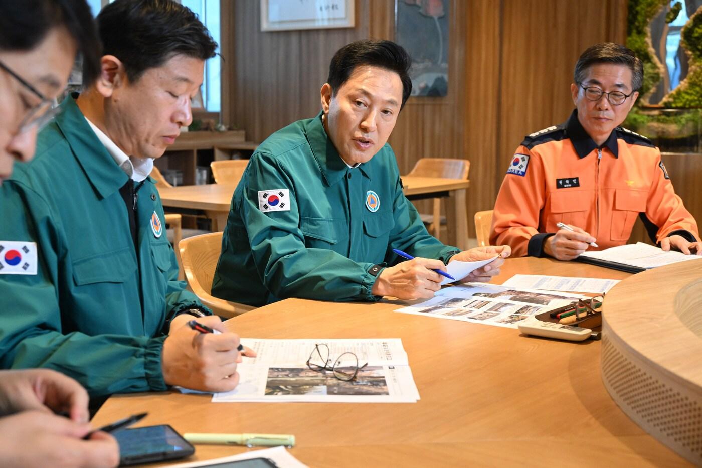 오세훈 서울시장이 4일 탄핵집회 대비 안전대책회의에 참석해 대비 상황을 점검하고 있다.&#40;서울시 제공&#41;