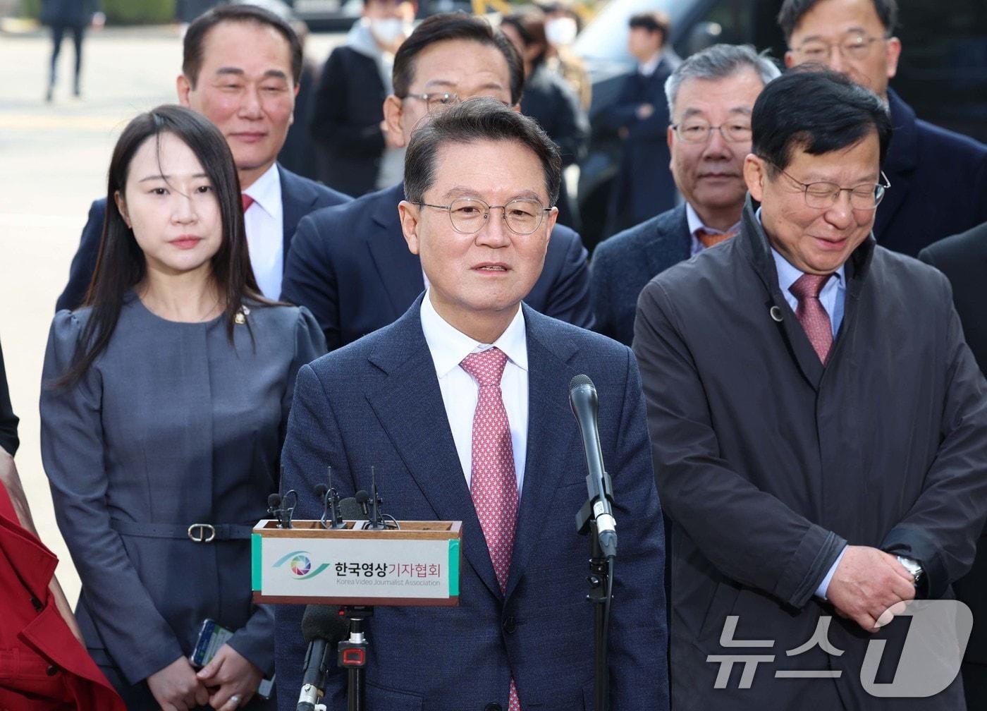 본문 이미지 - 윤석열 대통령의 탄핵심판 선고일인 4일 서울 종로구 헌법재판소에서 윤 대통령 측 대리인단 윤갑근 변호사 등이 심판정으로 들어서기 앞서 발언하고 있다. 2025.4.4/뉴스1 ⓒ News1 사진공동취재단