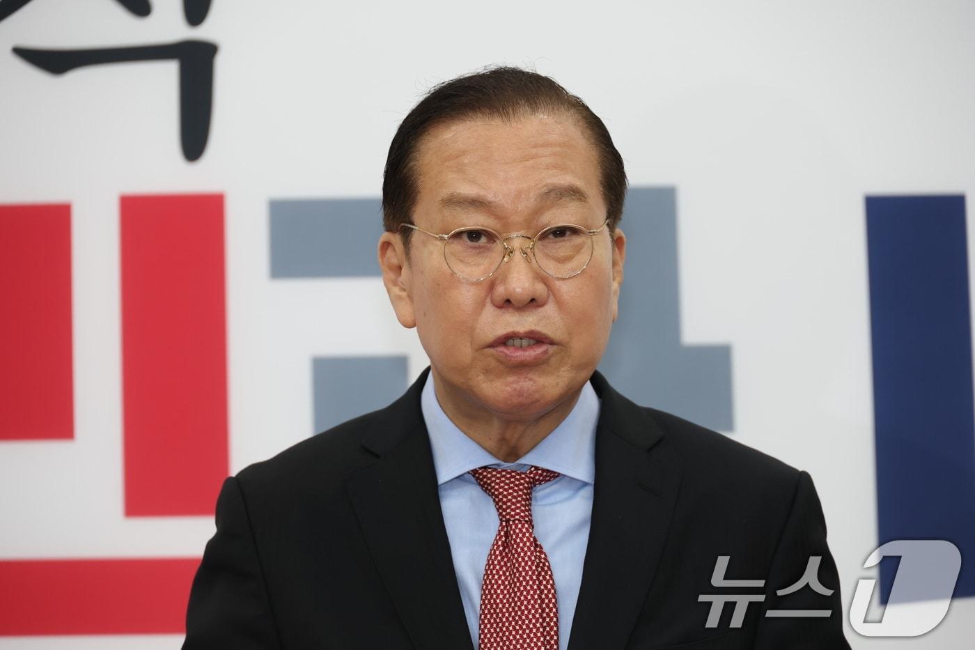 권영세 국민의힘 비상대책위원장이 4일 오전 서울 여의도 국회에서 헌법재판소의 윤석열 대통령 탄핵심판 선고 결과와 관련해 입장을 밝히고 있다. 2025.4.4/뉴스1 ⓒ News1 이광호 기자