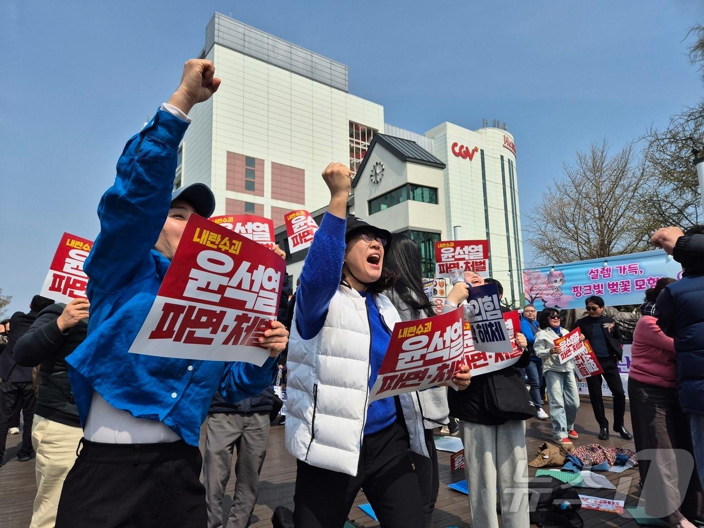 본문 이미지 - 헌법재판소의 윤석열 대통령 탄핵 심판 선고일인 4일 강원 강릉시 임당동 강릉월화거리에서 '윤석열 즉각 퇴진 사회대개혁 강릉비상행동'이 주최한 탄핵심판 선고 생중계 현장에 모인 시민들이 선고 중계를 시청하고 있다. 2025.4.4/뉴스1 ⓒ News1 윤왕근 기자