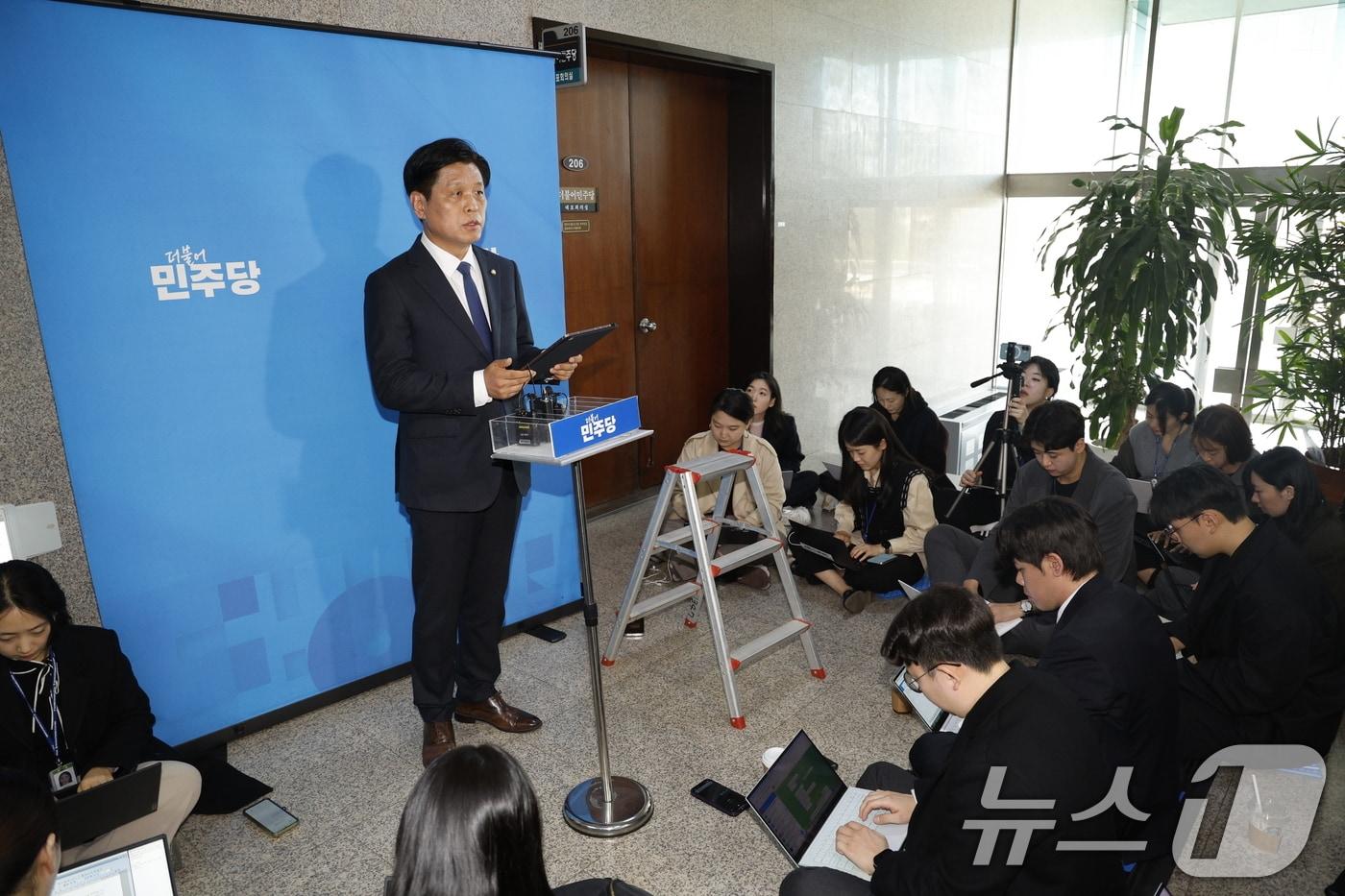 조승래 더불어민주당 수석대변인이 4일 서울 여의도 국회에서 브리핑을 밝히고 있다. 2025.4.4/뉴스1 ⓒ News1 안은나 기자