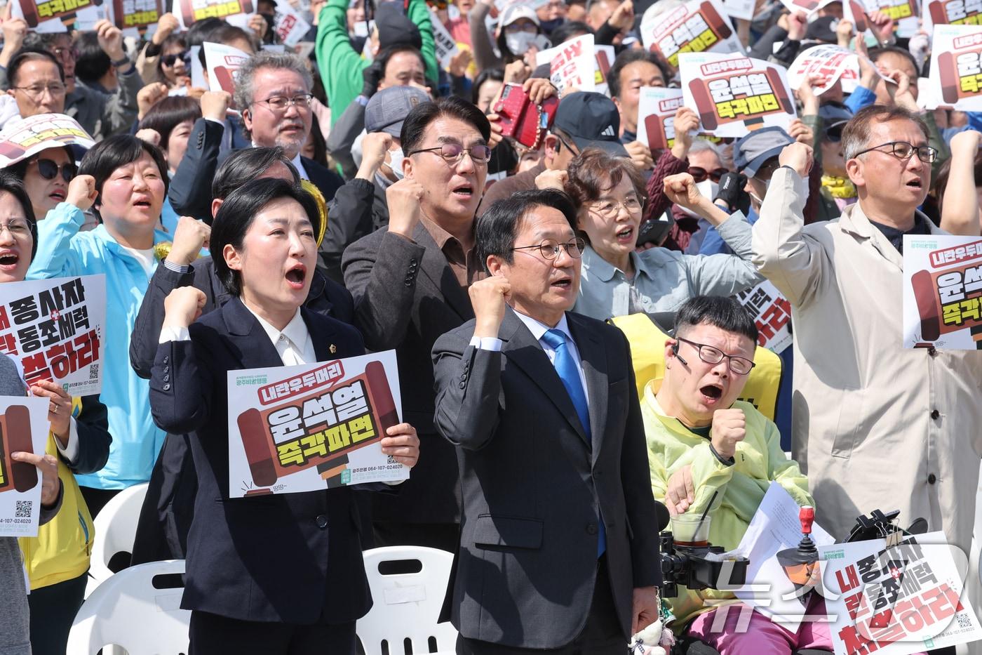 4일 오전 광주 동구 5·18 민주광장에 광주시민들이 헌법재판소의 윤석열 대통령 탄핵 선고를 듣고 민주주의 만세를 외치고 있다. ⓒ News1 김태성 기자