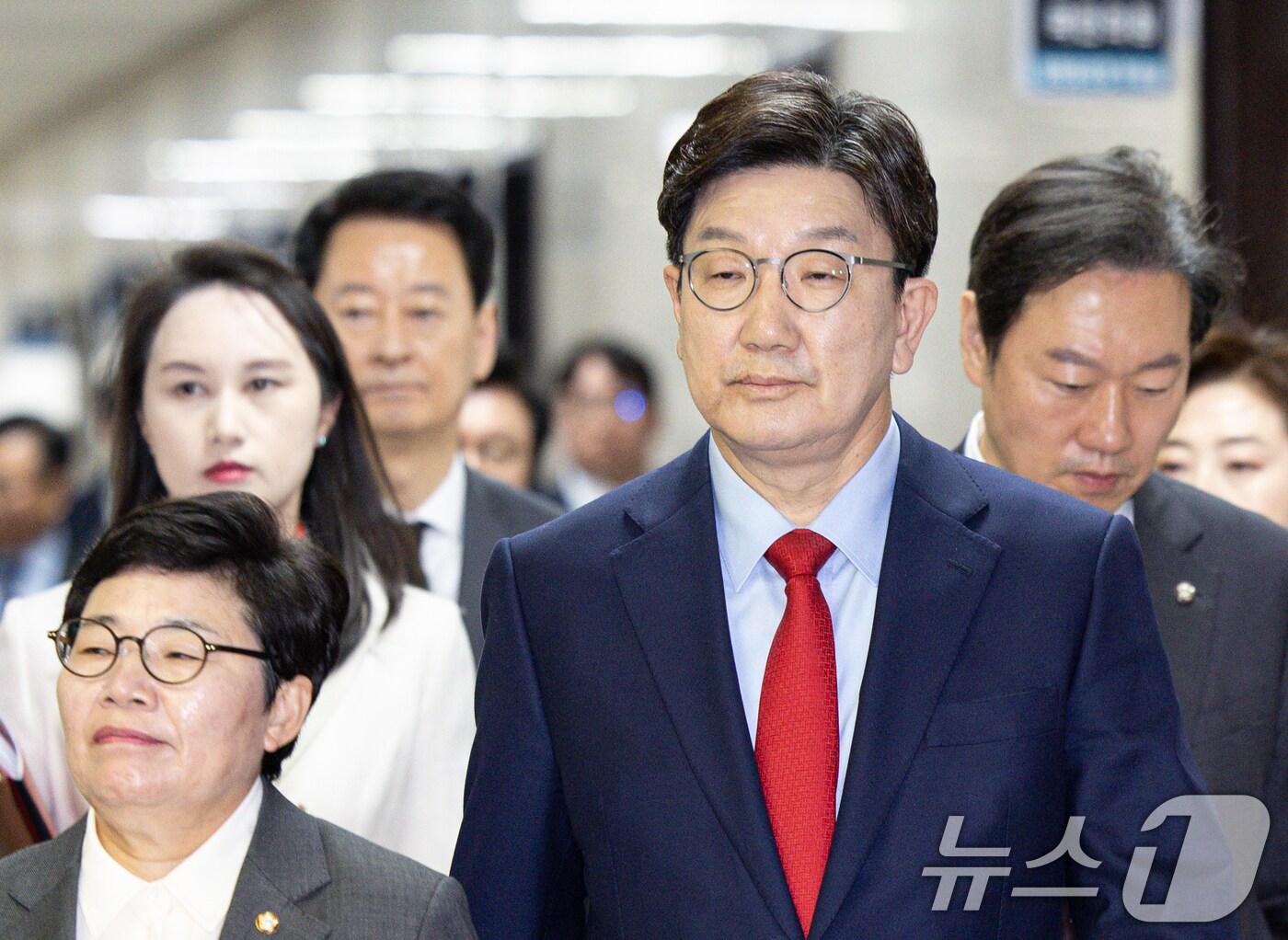 본문 이미지 - 권성동 국민의힘 원내대표가 4일 오전 서울 여의도 국회에서 열린 비상대책위원회의에서 윤석열 대통령에 대한 탄핵 심판 선고 생중계를 지켜본 뒤 굳은 표정으로 원내대표실로 향하고 있다. 2025.4.4/뉴스1 ⓒ News1 이재명 기자