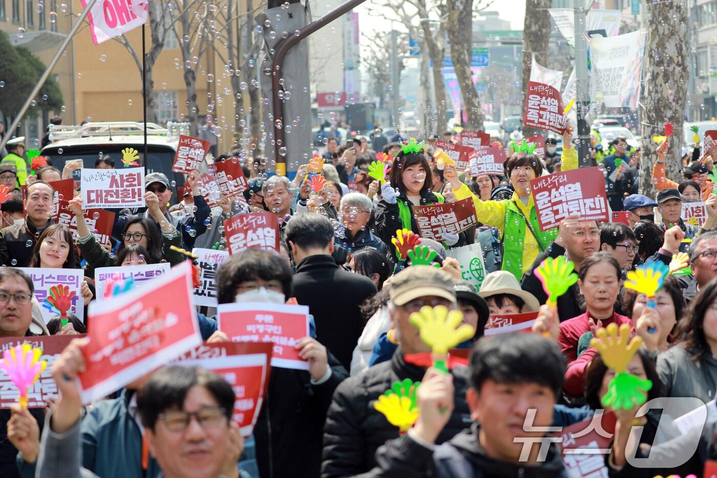 윤석열 대통령 탄핵 심판이 인용된 4일 충북도청 서문 앞에서 시민들이 TV 생중계를 시청하며 환호하고 있다. 이날 헌법재판소는 재판관 전원 일치 의견으로 윤 대통령을 파면했다. 2025.4.4/뉴스1 ⓒ News1 김용빈 기자