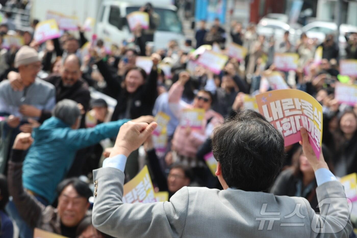 4일 제주시 이도이동 제주시청 앞에 모인 시민들이 윤석열 대통령의 탄핵심판 선고 생중계를 지켜보다 파면이 선고되자 환호하고 있다.2025.4.4/뉴스1 ⓒ News1 홍수영 기자