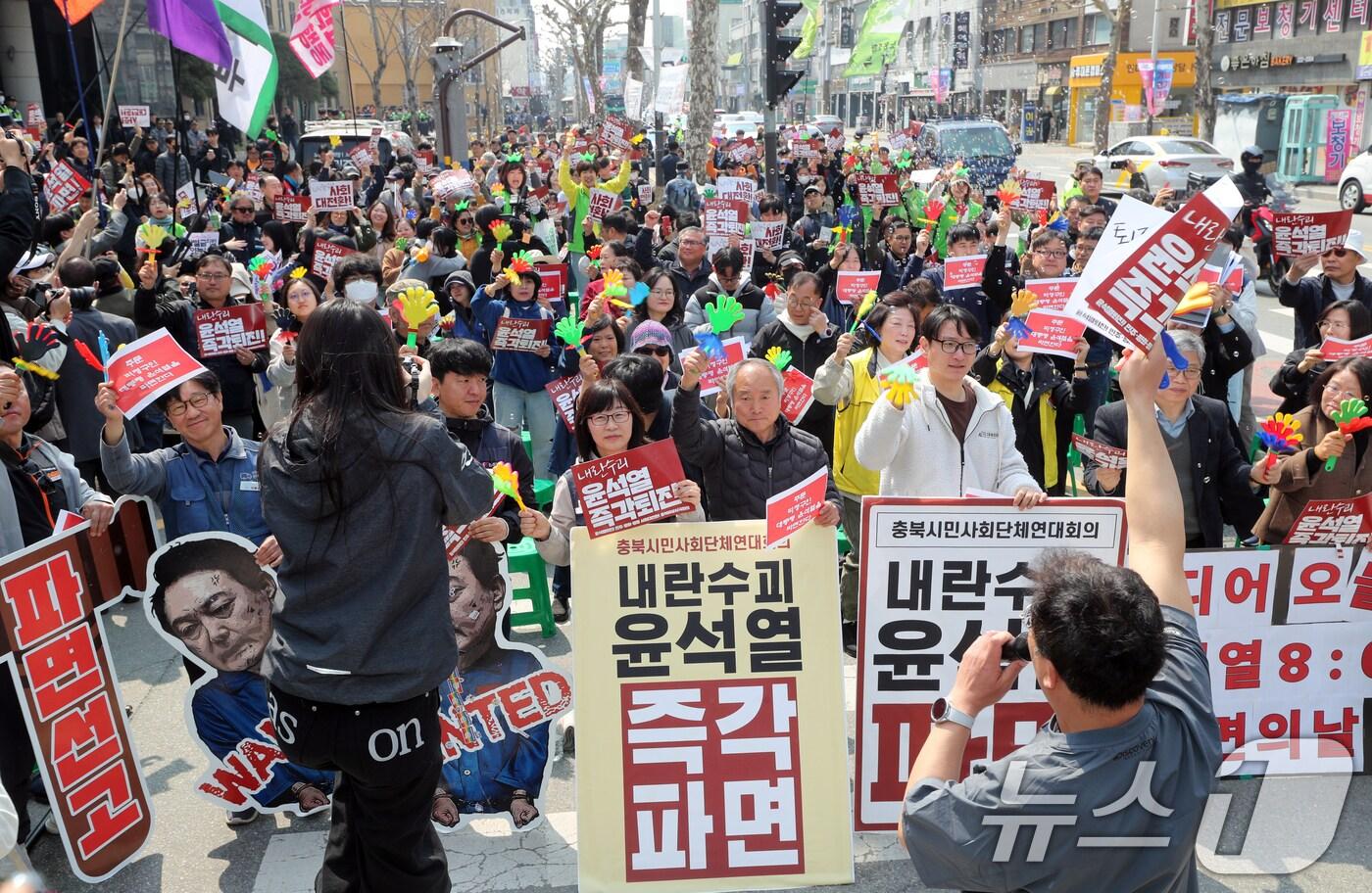 윤석열 대통령 탄핵 심판이 인용된 4일 충북도청 서문 앞에서 시민들이 TV 생중계를 시청하며 환호하고 있다. 이날 헌법재판소는 재판관 전원 일치 의견으로 윤 대통령을 파면했다. 2025.4.4/뉴스1 ⓒ News1 김용빈 기자