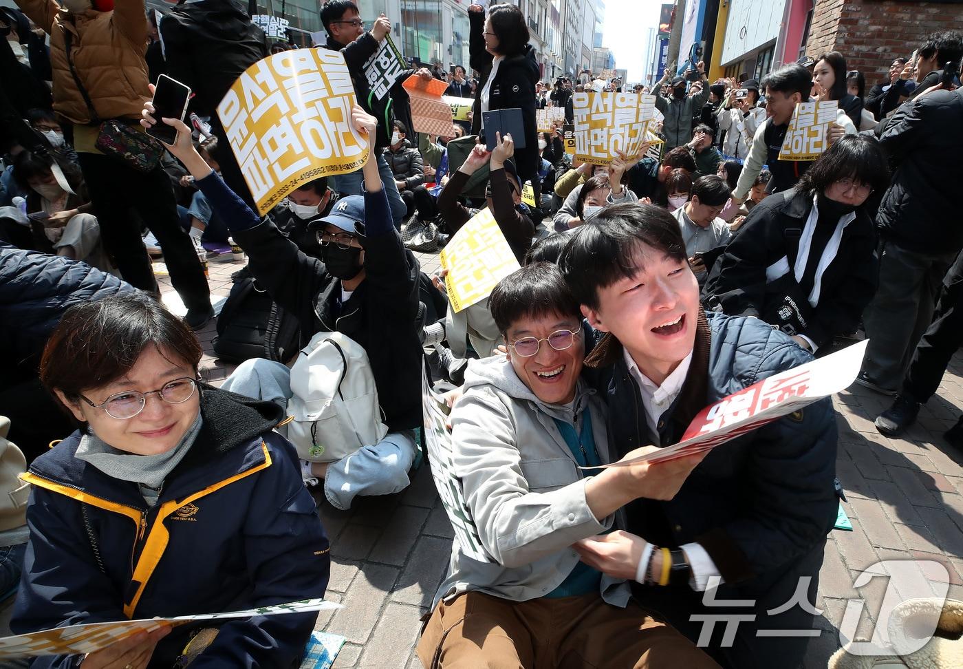 윤석열 대통령 탄핵심판 선고일인 4일 오전 대구 중구 동성로에 모여있던 시민들이 윤 대통령 파면이 선고되자 기뻐하고 있다. 2025.4.4/뉴스1 ⓒ News1 공정식 기자