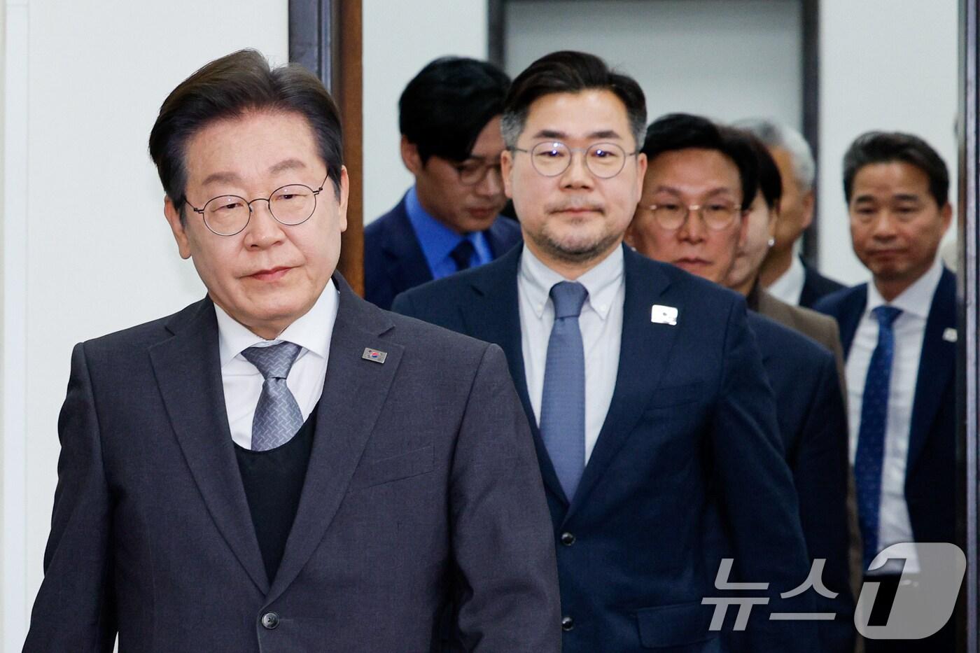 이재명 더불어민주당 대표와 박찬대 원내대표를 비롯한 최고위원들이 4일 서울 여의도 국회에서 헌법재판소의 윤석열 대통령 파면 결정에 대한 입장을 밝히기 위해 회의실에 입장하고 있다. 2025.4.4/뉴스1 ⓒ News1 안은나 기자