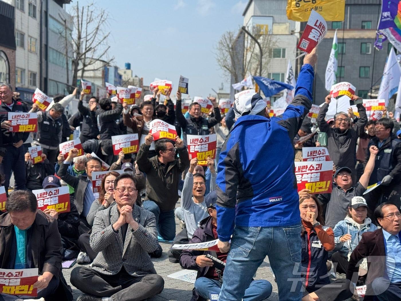 본문 이미지 - 4일 오전 헌법재판소의 윤석열 대통령 탄핵 선고 결과가 나오자 전북 전주시 객사 앞에서 환호하고 있다. 2025.4.4/뉴스1 ⓒ News1 장수인 기자