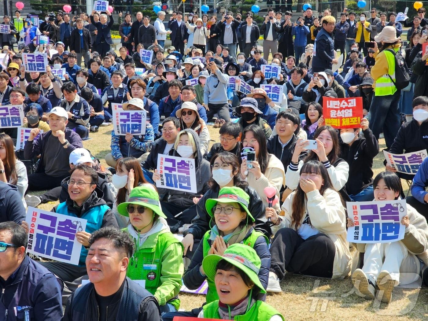 본문 이미지 - 윤석열 대통령 파면이 인용된 4일 경남 창원광장에 모인 시민들이 대통령 파면 소식에 환호하고 있다. ⓒ 뉴스1 박민석 기자