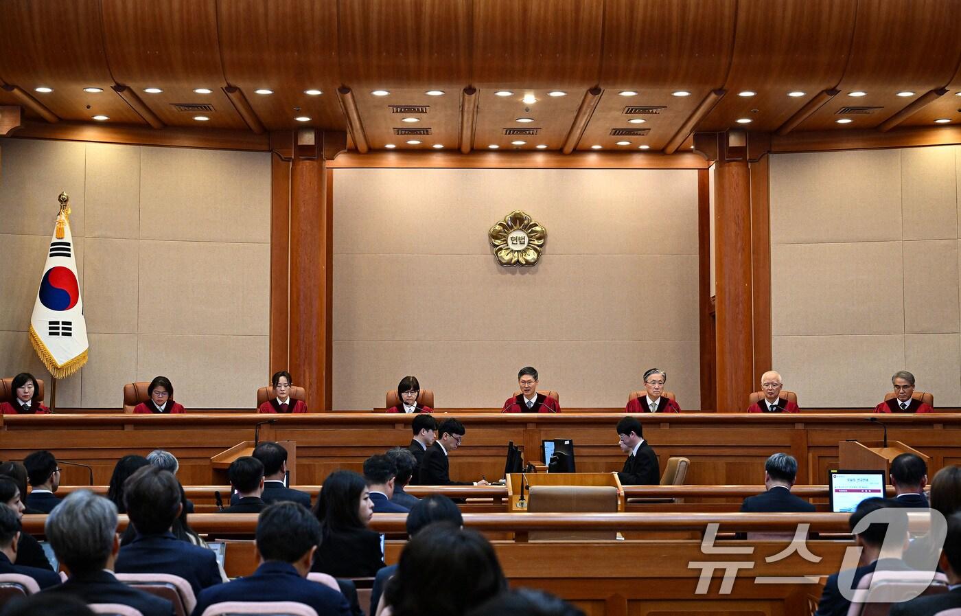 문형배 헌법재판소장 권한대행이 4일 오전 서울 종로구 헌법재판소 대심판정에서 윤석열 대통령 탄핵심판 인용 결정문을 낭독하고 있다. 이날 헌법재판소는 재판관 전원 일치 의견으로 윤 대통령 파면을 결정했다. 2025.4.4/뉴스1 ⓒ News1 사진공동취재단