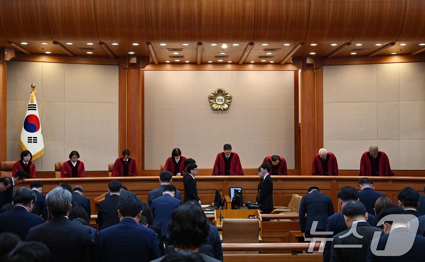 본문 이미지 - 문형배 권한대행을 비롯한 헌법재판관들이 4일 오전 서울 종로구 헌법재판소 대심판정에서 열린 윤석열 대통령 탄핵 심판에 참석하며 인사하고 있다. 이날 헌법재판소는 재판관 전원 일치 의견으로 윤 대통령 파면을 결정했다. 2025.4.4 ⓒ 뉴스1 사진공동취재단