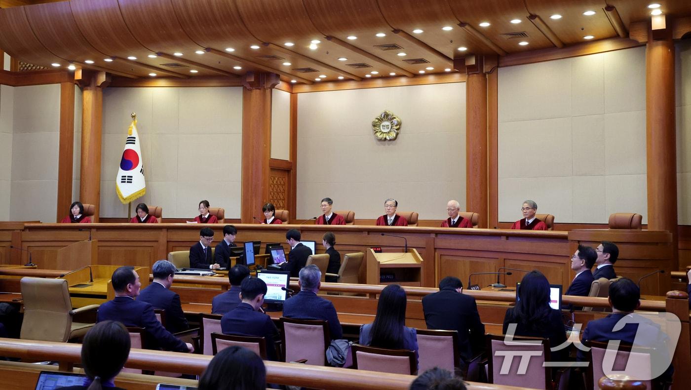 4일 오전 서울 종로구 헌법재판소 대심판정에서 윤석열 대통령 탄핵심판 결정이 선고되고 있다. 20250404/ 사진공동취재단 ⓒ News1 사진공동취재단
