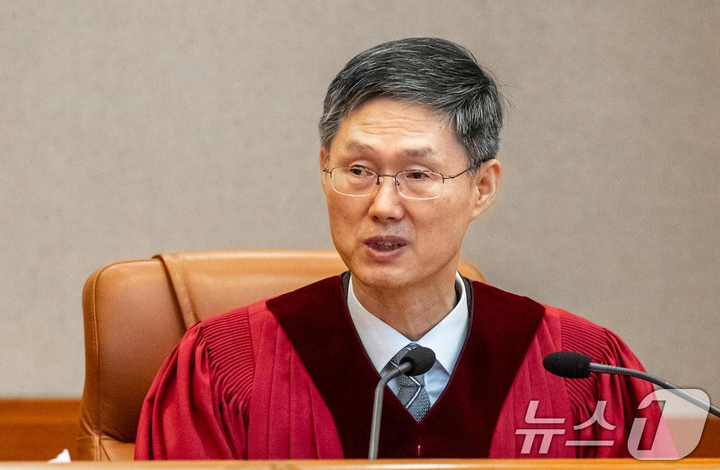 지난 4월 4일 당시 문형배 헌법재판소장 권한대행이 서울 종로구 헌법재판소 대심판정에서 윤석열 대통령 탄핵심판 인용 결정문을 낭독하고 있다. 이날 헌법재판소는 재판관 전원 일치 의견으로 윤 대통령 파면을 결정했다. 2025.4.4/뉴스1 ⓒ News1 사진공동취재단