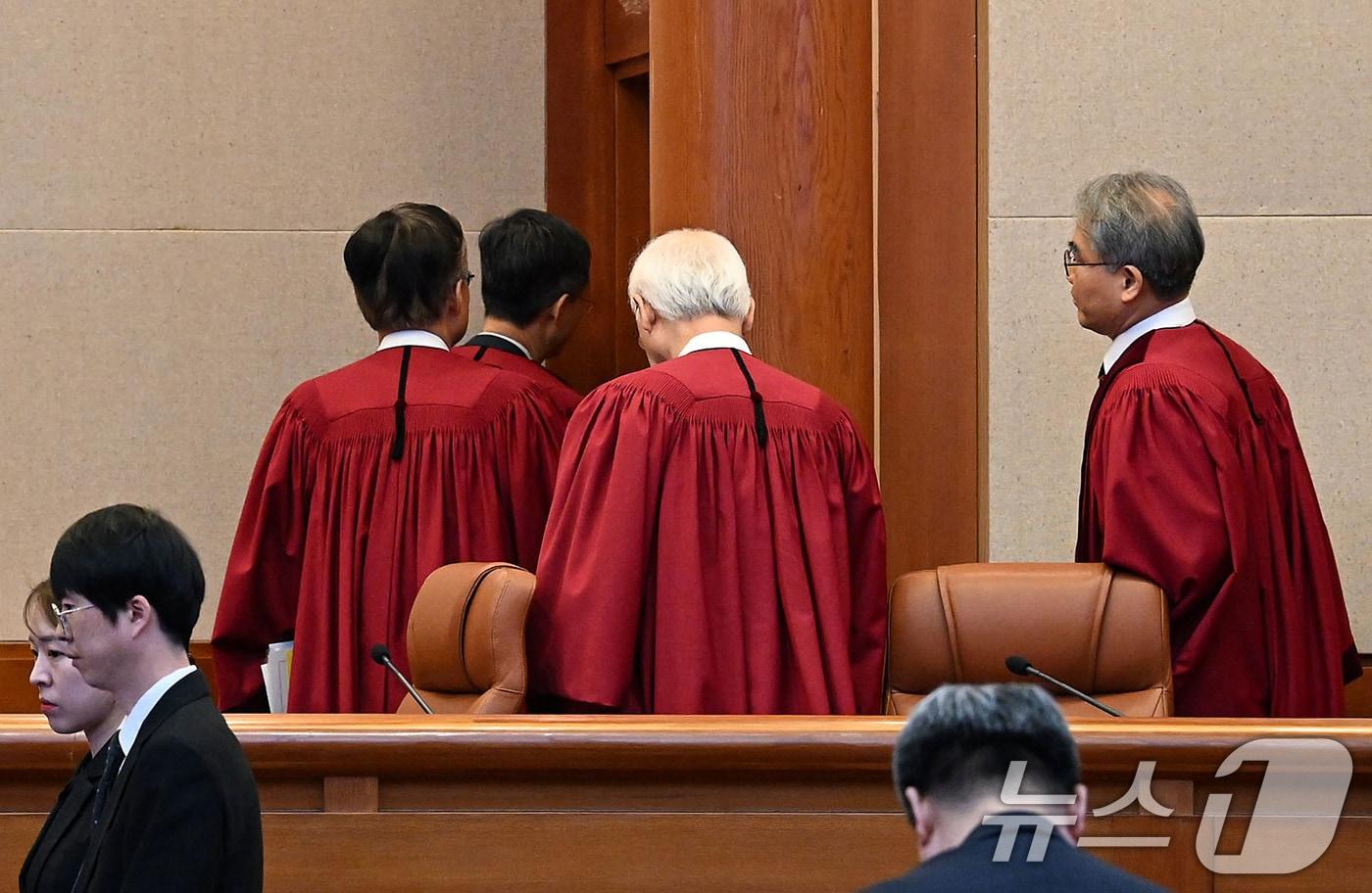 문형배 권한대행을 비롯한 헌법재판관들이 4일 서울 종로구 헌법재판소 대심판정에서 열린 윤석열 대통령 탄핵 심판 선고를 마친 후 대심판정을 나서고 있다. 2025.4.4/뉴스1 ⓒ News1 사진공동취재단