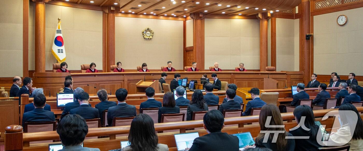 4일 서울 종로구 헌법재판소 대심판정에서 열린 윤석열 대통령의 탄핵심판 선고에서 문형배 헌법재판소장 권한대행이 윤석열 대통령 탄핵심판 선고를 하고 있다. 2025.4.4/뉴스1 ⓒ News1 사진공동취재단