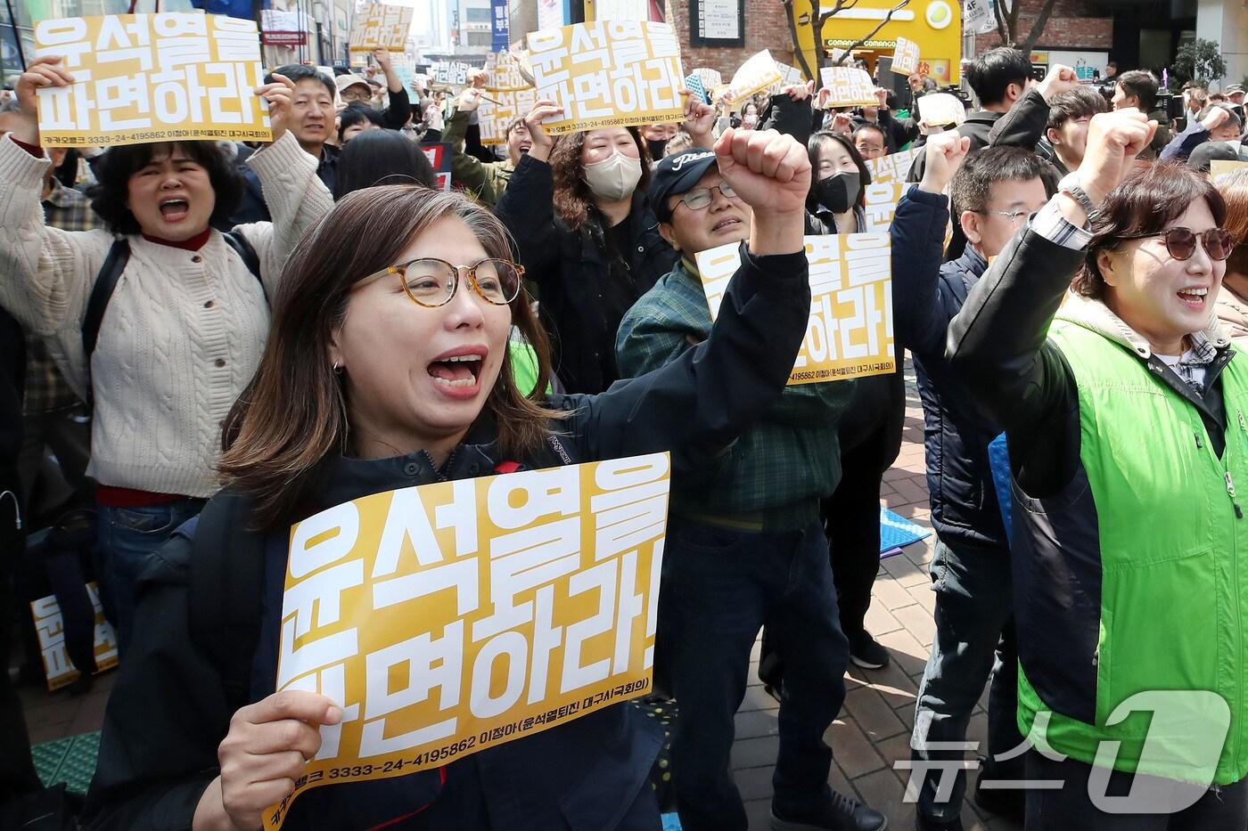 윤석열 대통령의 탄핵심판 선고일인 4일 오전 대구 중구 동성로에 모여있던 시민들이 윤 대통령 파면이 선고되자 환호하고 있다. 2025.4.4/뉴스1 ⓒ News1 공정식 기자