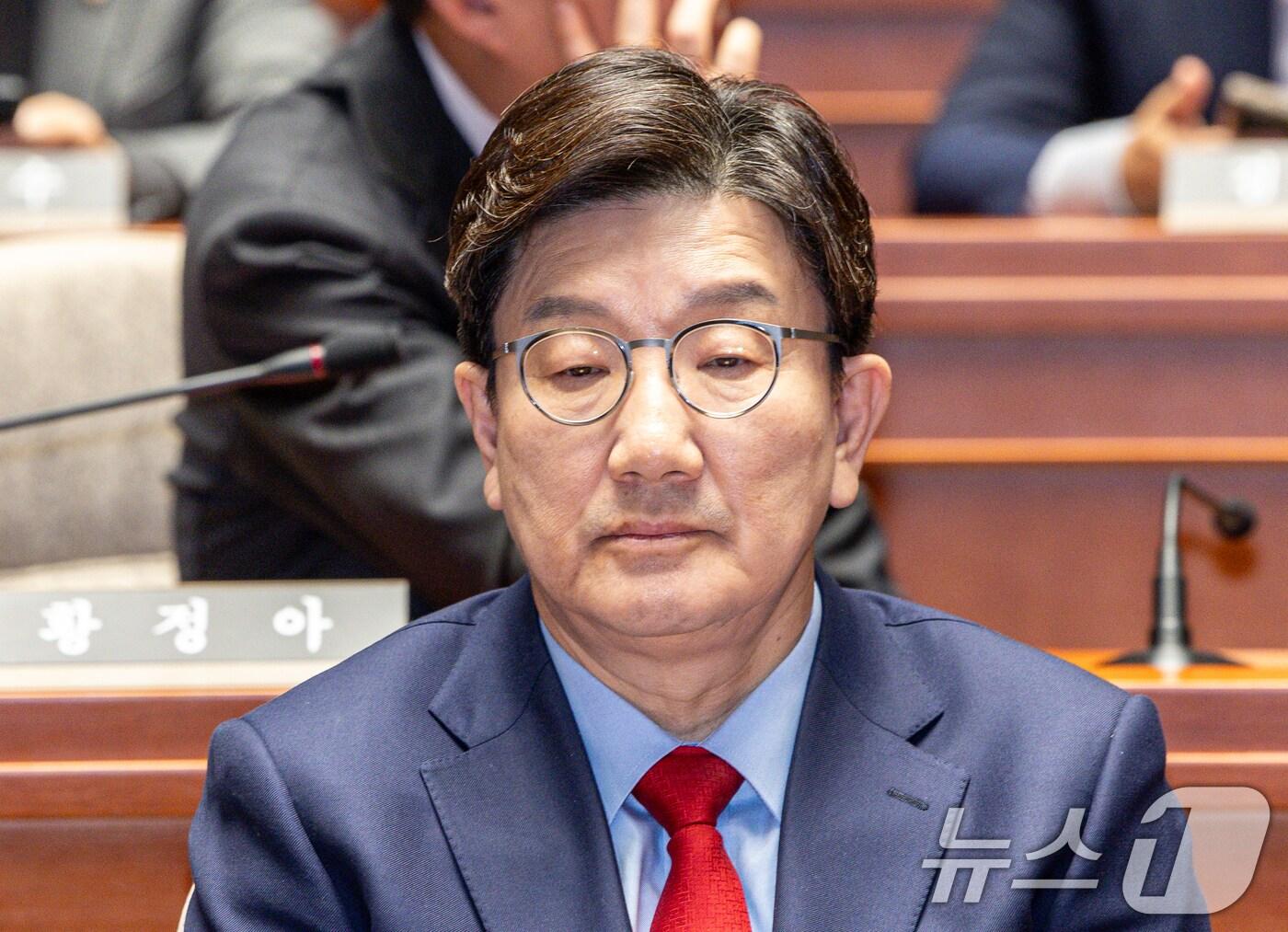 본문 이미지 - 권성동 국민의힘 원내대표가 4일 오후 서울 여의도 국회에서 열린 의원총회에서 생각에 잠겨 있다. 2025.4.4/뉴스1 ⓒ News1 이재명 기자