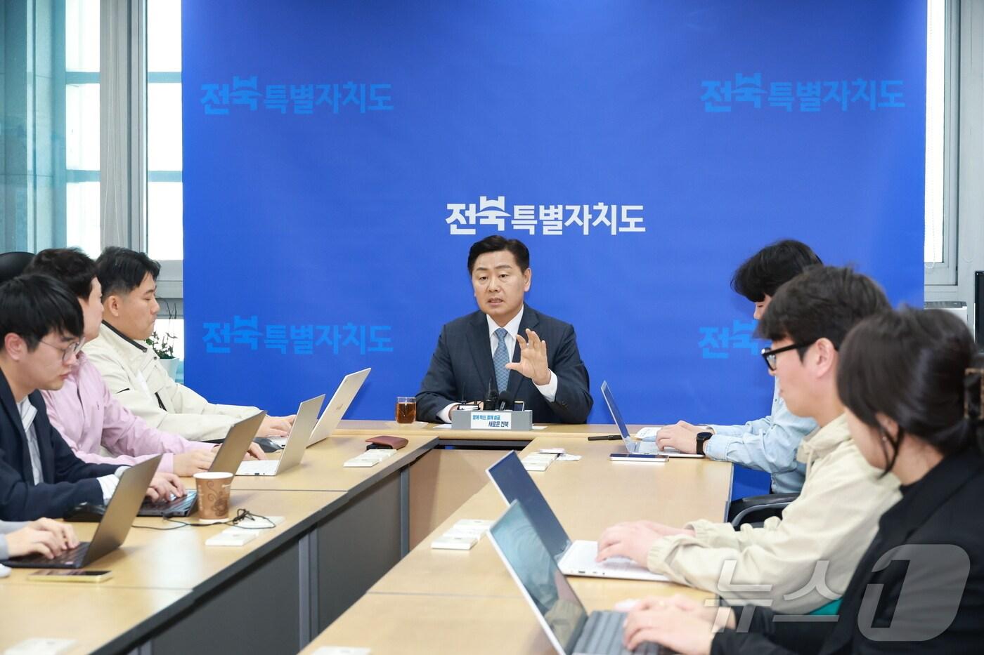 4일 김관영 전북자치도지사가 기자들과 만나 탄핵 인용과 관련한 입장을 밝히고 있다.(전북자치도 제공. 재판매 및 DB 금지)/뉴스1 