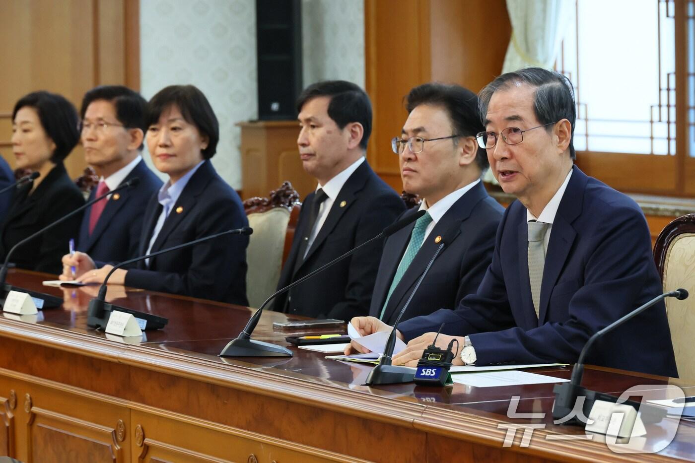 한덕수 대통령 권한대행 국무총리가 4일 서울 종로구 정부서울청사에서 열린 긴급 국무위원 간담회에서 발언을 하고 있다. (총리실 제공, 재판매 및 DB 금지) 2025.4.4/뉴스1 ⓒ News1 임세영 기자