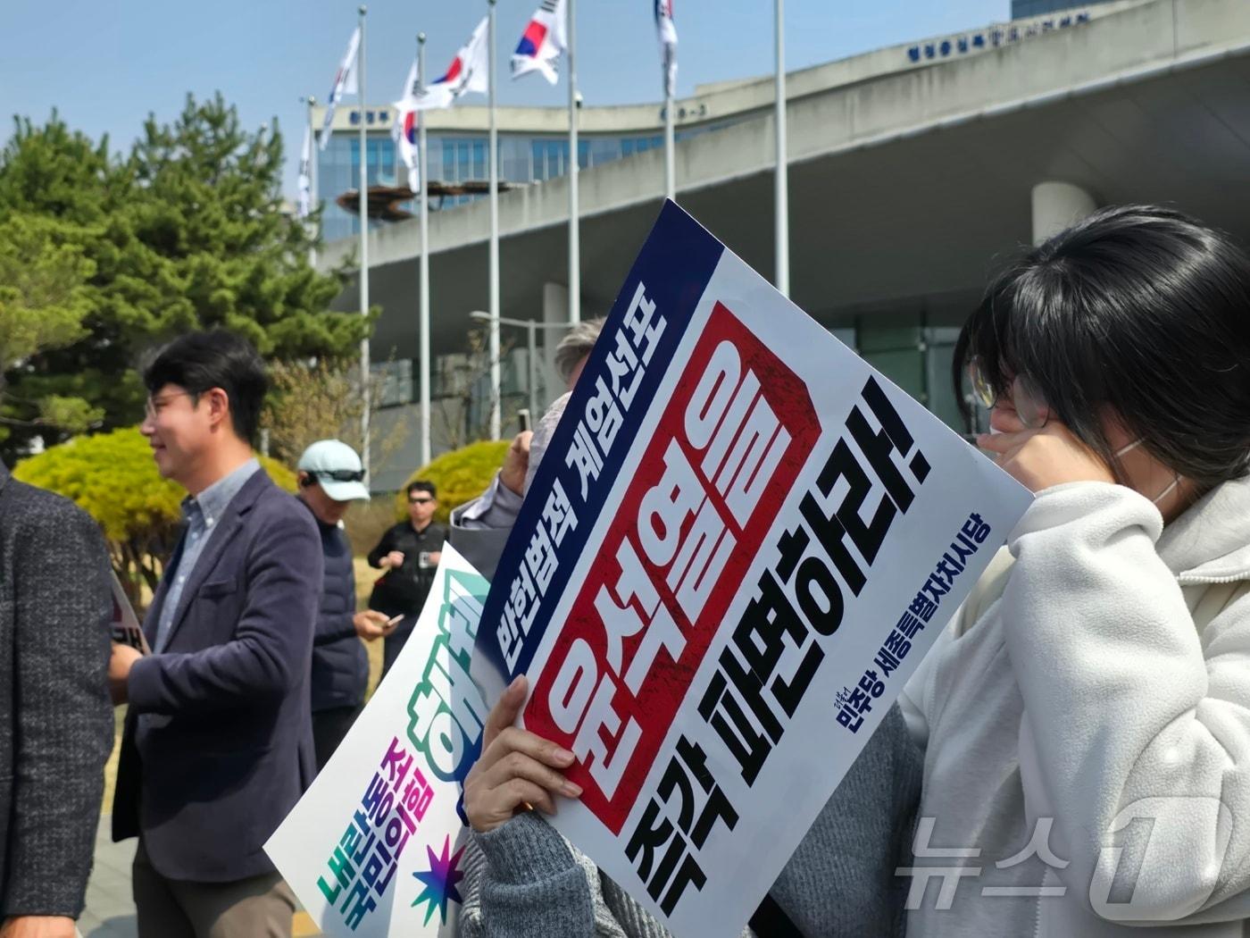 본문 이미지 -  4일 세종시 어진동 정부세종청사에서 한 시민이 헌재가 윤석열 대통령 탄핵을 선고하자 눈물을 흘리고 있다.ⓒ News1 장동열 기자