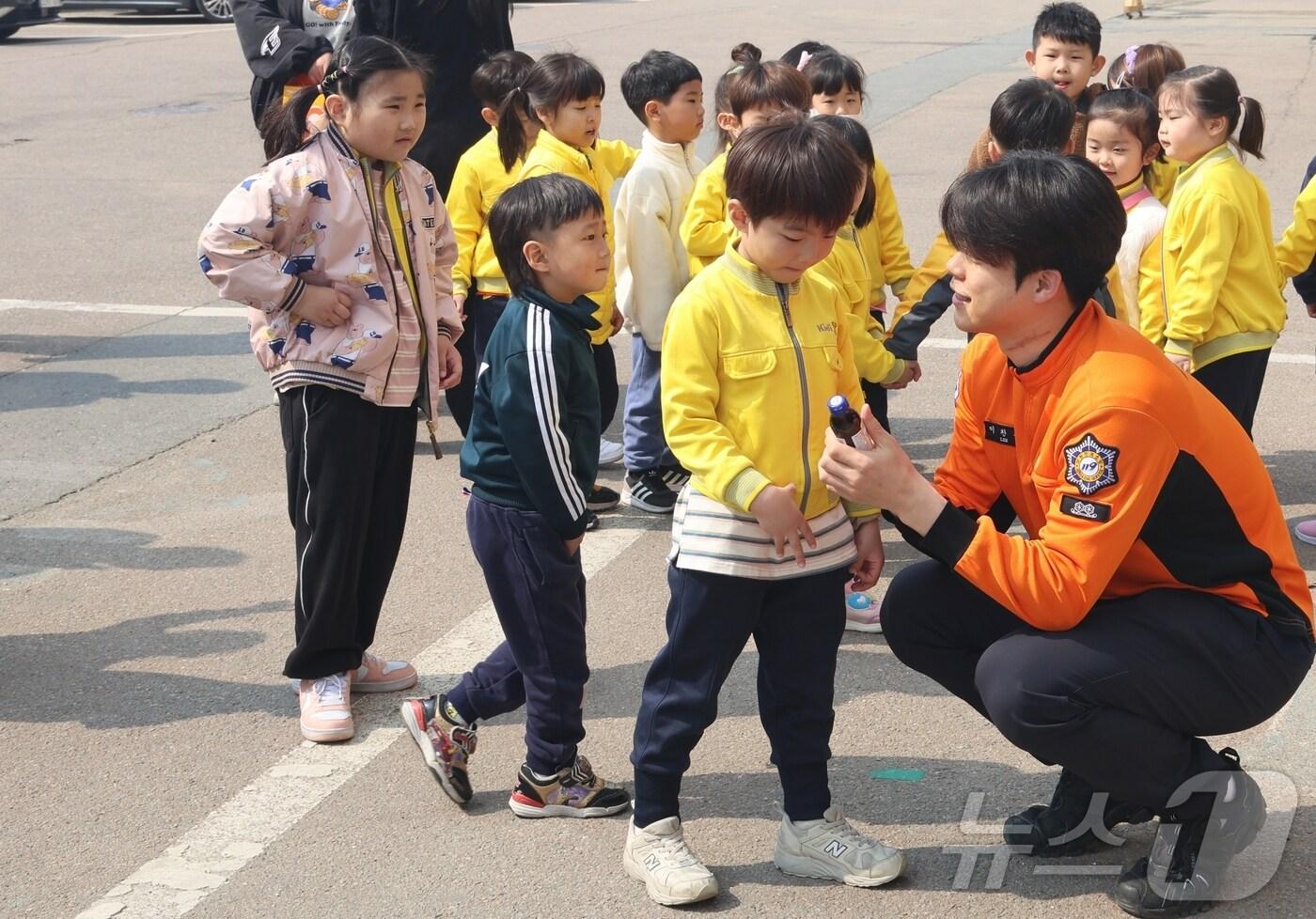 충북 증평 공립휴먼시아 어린이집 원생이 증평소방서를 찾아 소방관에게 응원 음료를 전하고 있다.(증평소방서 제공)/뉴스1