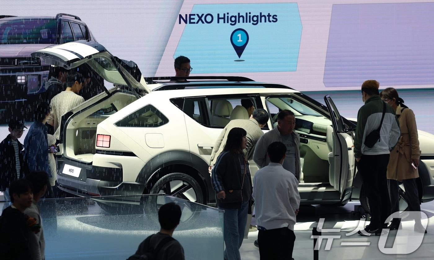 지난해 4월 경기도 고양시 킨텍스 제1전시장에서 열린 2025 서울모빌리티쇼에서 관람객들이 현대자동차 올 뉴 넥쏘를 살펴보고 있는 모습(자료사진). 2025.4.4/뉴스1 ⓒ News1 권현진 기자