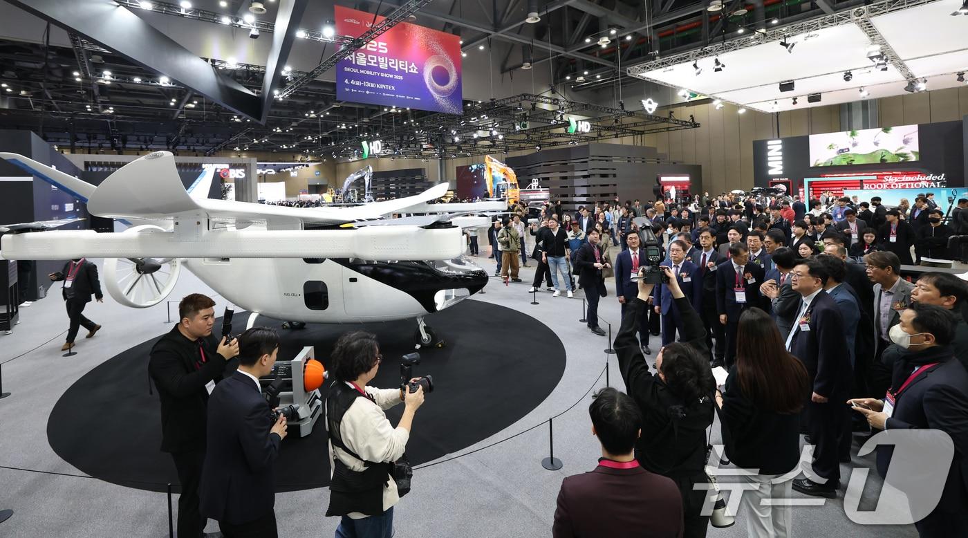경기도 고양시 킨텍스 제1전시장에서 열린 2025 서울모빌리티쇼에서 관람객들이 삼보모터스그룹은 도심항공모빌리티&#40;UAM&#41; 다인승 수직 이착륙기인 &#39;H-32&#39;을 관람하고 있다. 뉴스1 ⓒ News1 권현진 기자