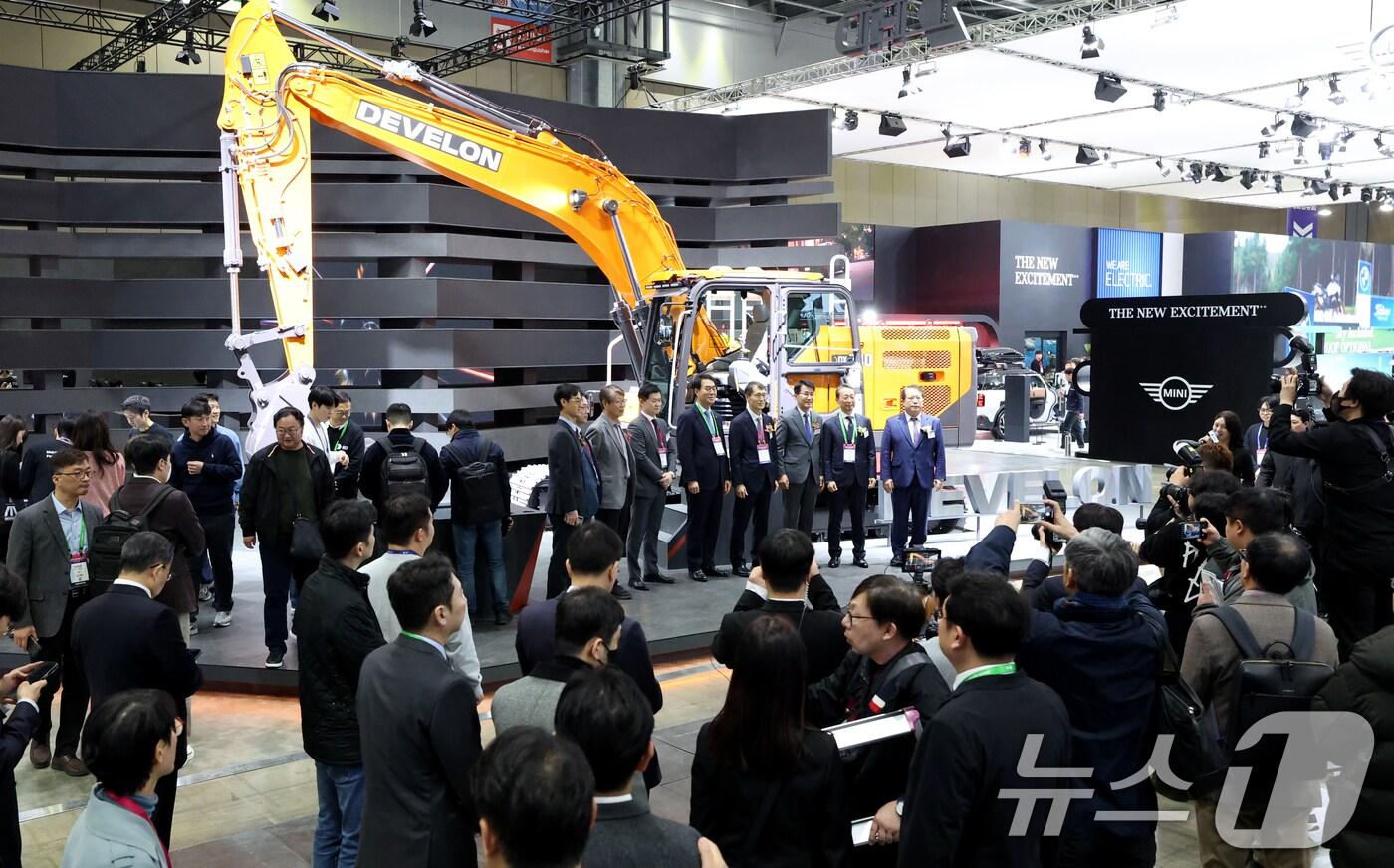 4일 경기도 고양시 킨텍스 제1전시장에서 열린 2025 서울모빌리티쇼에서 김남훈 서울모빌리티쇼조직위원회 위원장을 비롯한 관계자들이 HD현대인프라코어의 브랜드 ‘디벨론’ 40t급 굴착기 앞에서 기념 촬영을 하고 있다. 2025.4.4/뉴스1 ⓒ News1 권현진 기자