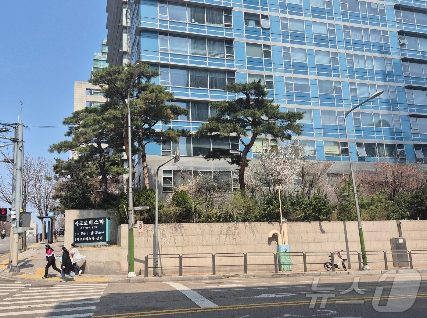 본문 이미지 - 윤석열 대통령이 파면 선고를 받은 4일 서울 서초구 아크로비스타 앞. 아크로비스타는 윤 대통령의 사저다. ⓒ 뉴스1 남해인 기자