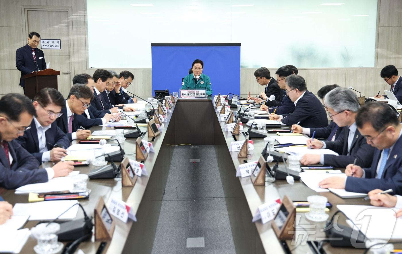 헌법재판소의 윤 대통령 파면 선고 직후 경남도와 도내 18개 시군이 긴급 영상회의를 진행하고 있다.(경남도 제공. 재판매 및 DB금지)