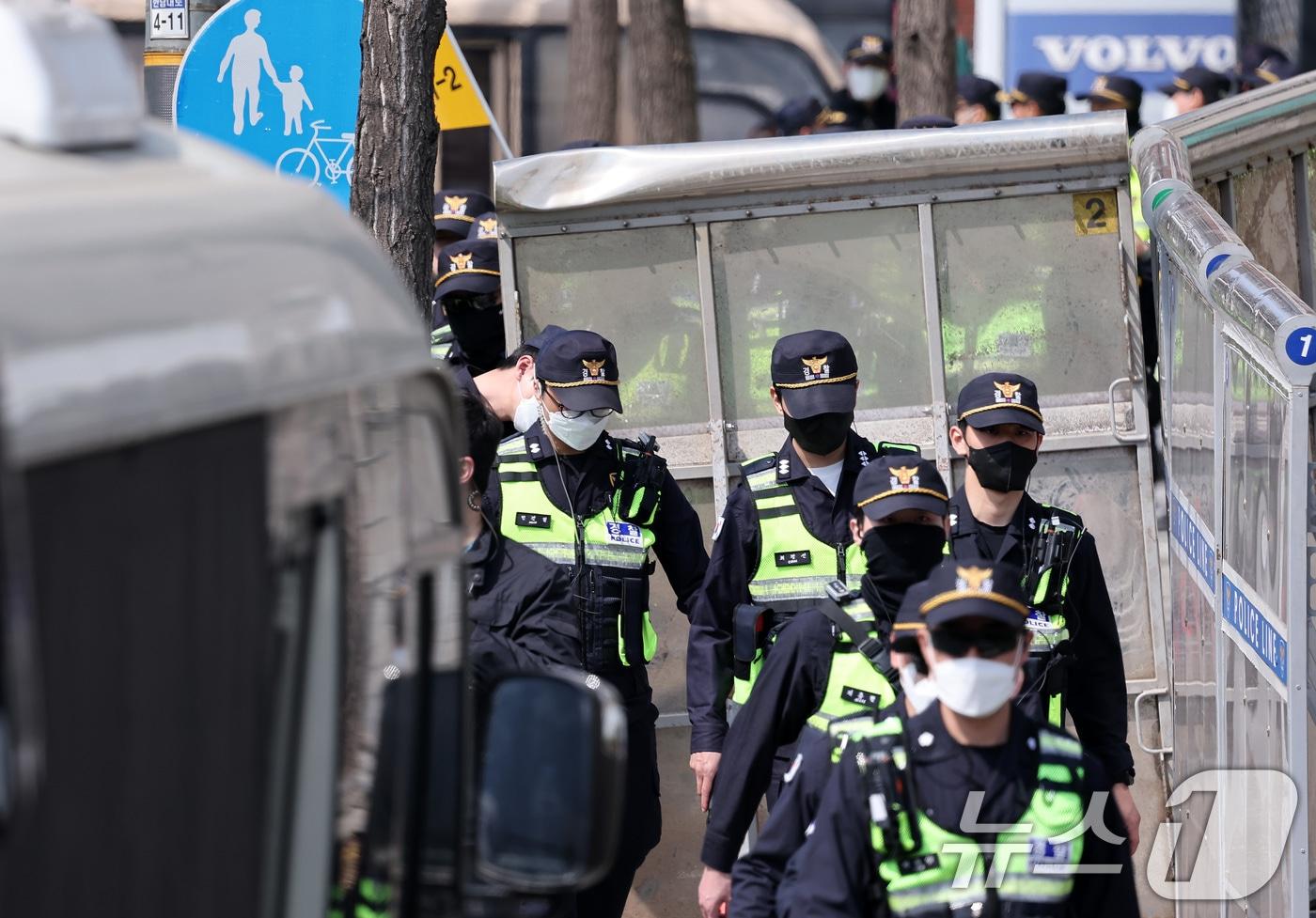 윤석열 대통령의 탄핵 심판이 인용된 4일 서울 용산구 한남동 대통령 관저 앞에서 경찰들이 이동하고 있다. 이날 헌법재판소는 재판관 전원 일치 의견으로 윤 대통령 파면을 결정했다. 2025.4.4/뉴스1 ⓒ News1 김성진 기자