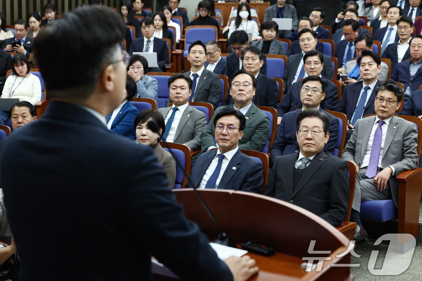 이재명 더불어민주당 대표가 4일 오후 서울 여의도 국회에서 열린 의원총회에서 박찬대 원내대표의 발언을 듣고 있다. 2025.4.4/뉴스1 ⓒ News1 김민지 기자